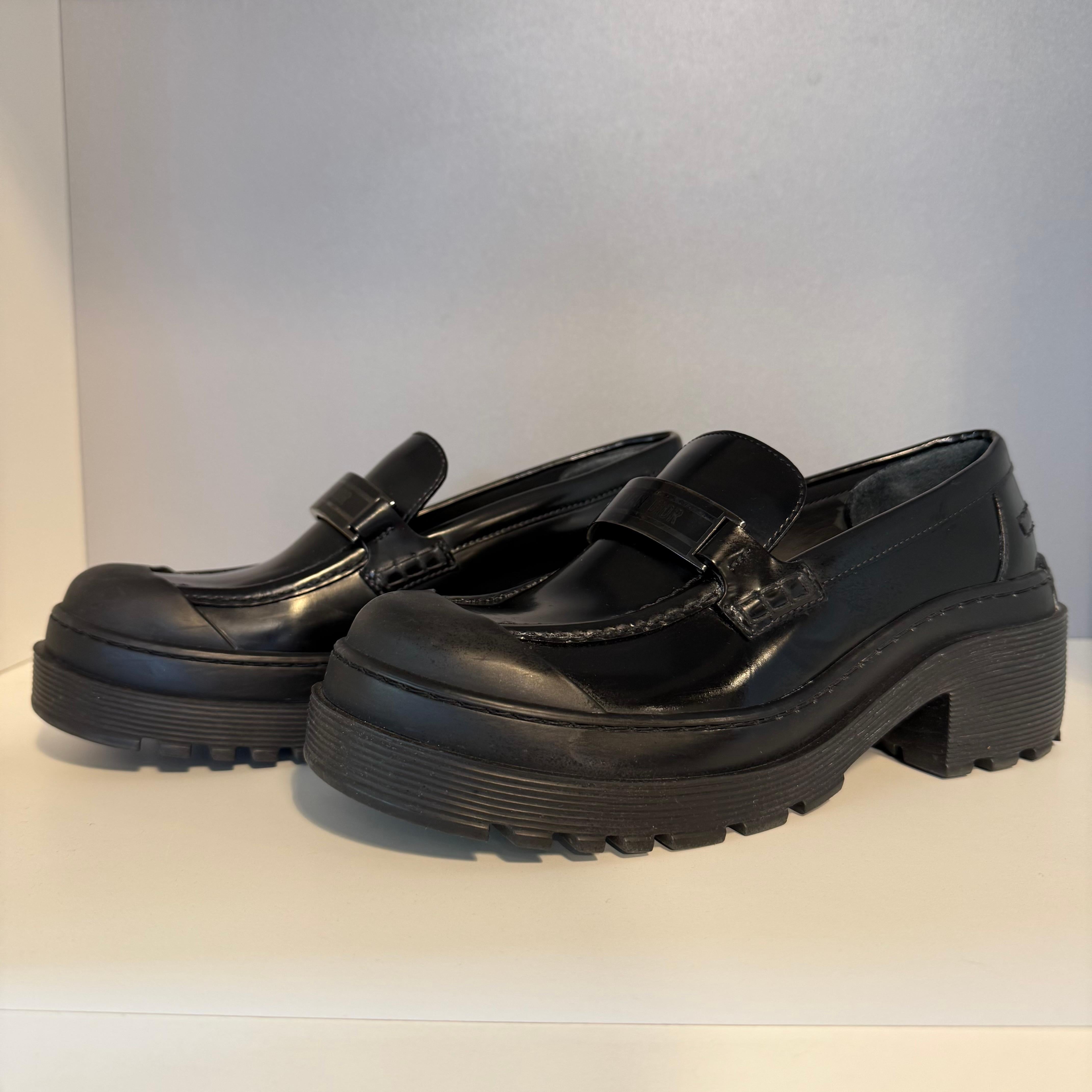 Mocassins confortables Dior Code
Cuir verni
Couleur noire
Boucle en métal
Semelle en caoutchouc
Hauteur de la semelle cm 4.5 (1.77 inches)
Support de chaussure interne appliqué (amovible)
Conditions moyennes/bonnes
Avec sac à poussière
L'expédition