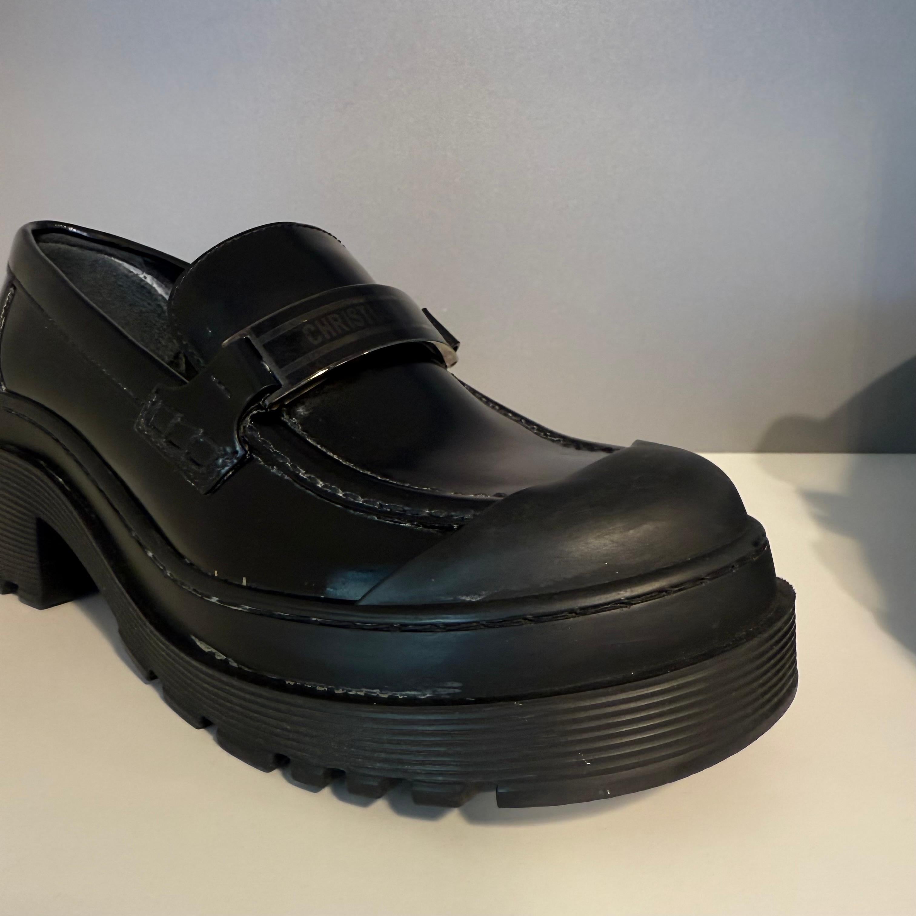Noir Dior Code Mocassins en cuir verni noir IT 36.5 en vente