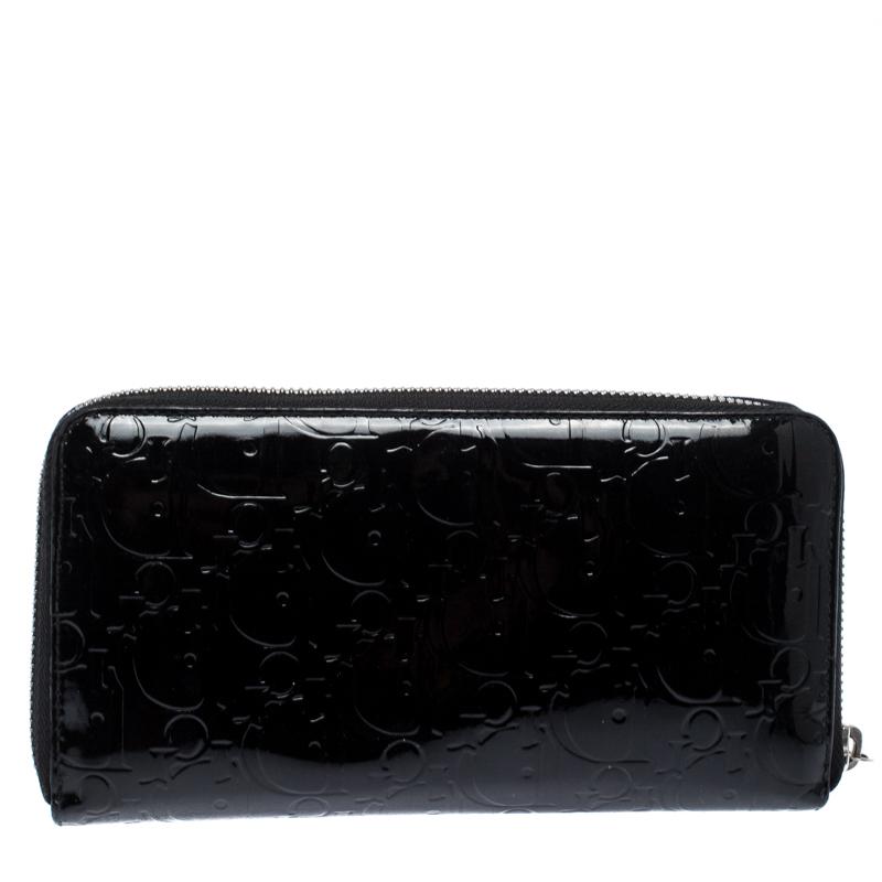 Bringing elegance and class, this wallet from Dior is stylish and convenient. Designed to perfection and crafted from fine quality patent leather, this wallet can be your go-to accessory. It is designed to accommodate your essentials with