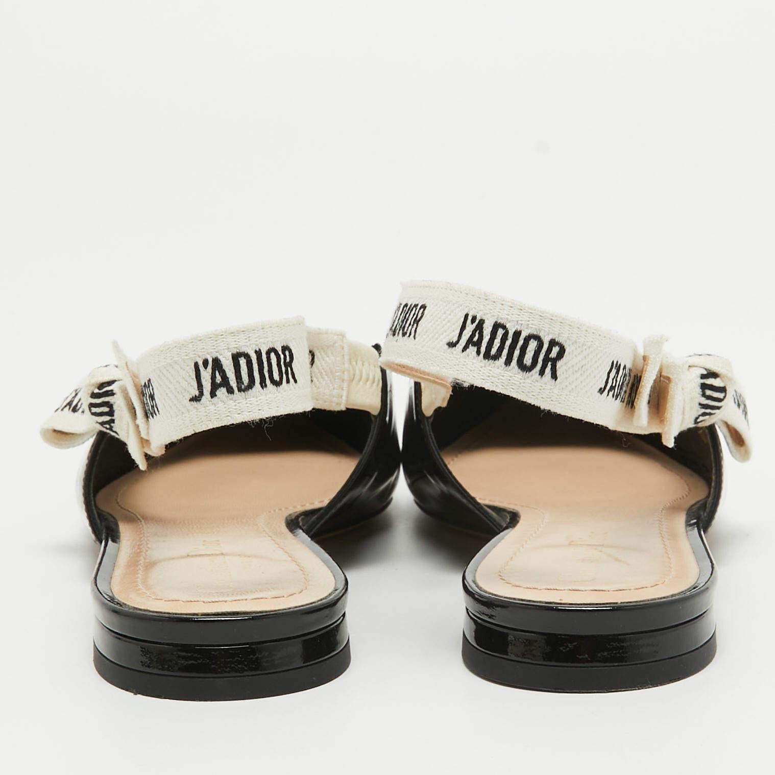 Dior Schwarze flache J'adior-Sandalen aus Lackleder mit Slingback-Rücken Größe 40,5 im Zustand „Gut“ im Angebot in Dubai, Al Qouz 2