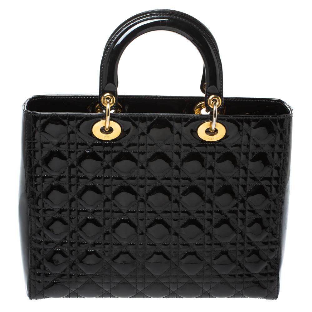 El bolso tote Lady Dior es una creación de Dior que ha ganado reconocimiento en todo el mundo y es hoy un bolso codiciado que toda fashionista ansía poseer. Este bolso negro está fabricado en polipiel y lleva el característico acolchado Cannage.