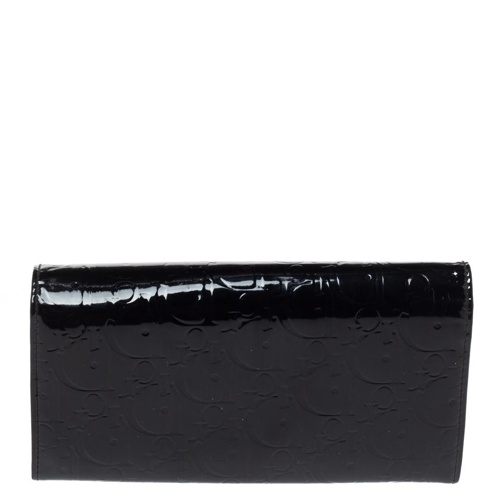 Diese zeitlose schwarze Brieftasche von Christian Dior ist aus glänzendem Lackleder mit Signaturprägung gefertigt. Die Klappe auf der Vorderseite gibt den Blick auf zwei Geldscheinfächer:: ein Reißverschlussfach und mehrere Kartenfächer frei
