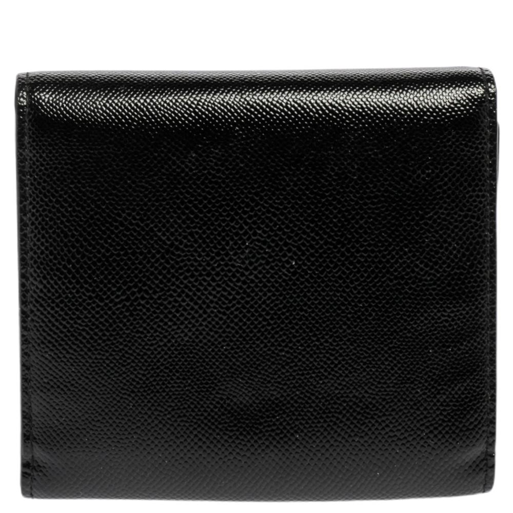 Dior makes sure you stay at the top of your accessory game with this wallet. The sturdy design of this wallet, crafted from patent leather, imparts sophisticated charm and the black-tone logo on the front flap adds a signature touch. Be bold and