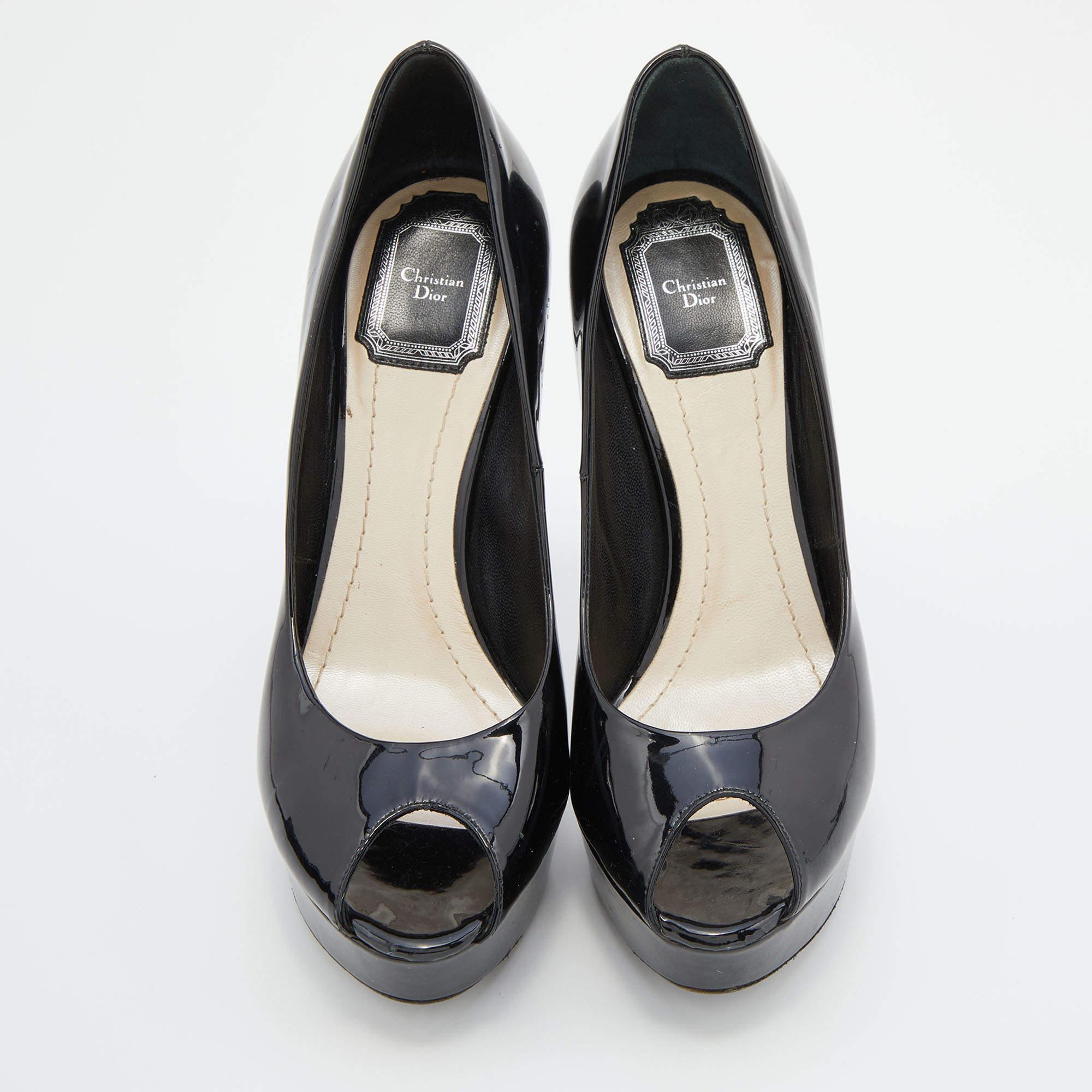 Exhibit an elegant style with this pair of pumps. These elegant shoes are crafted from quality materials. They are set on durable soles and sleek heels.

