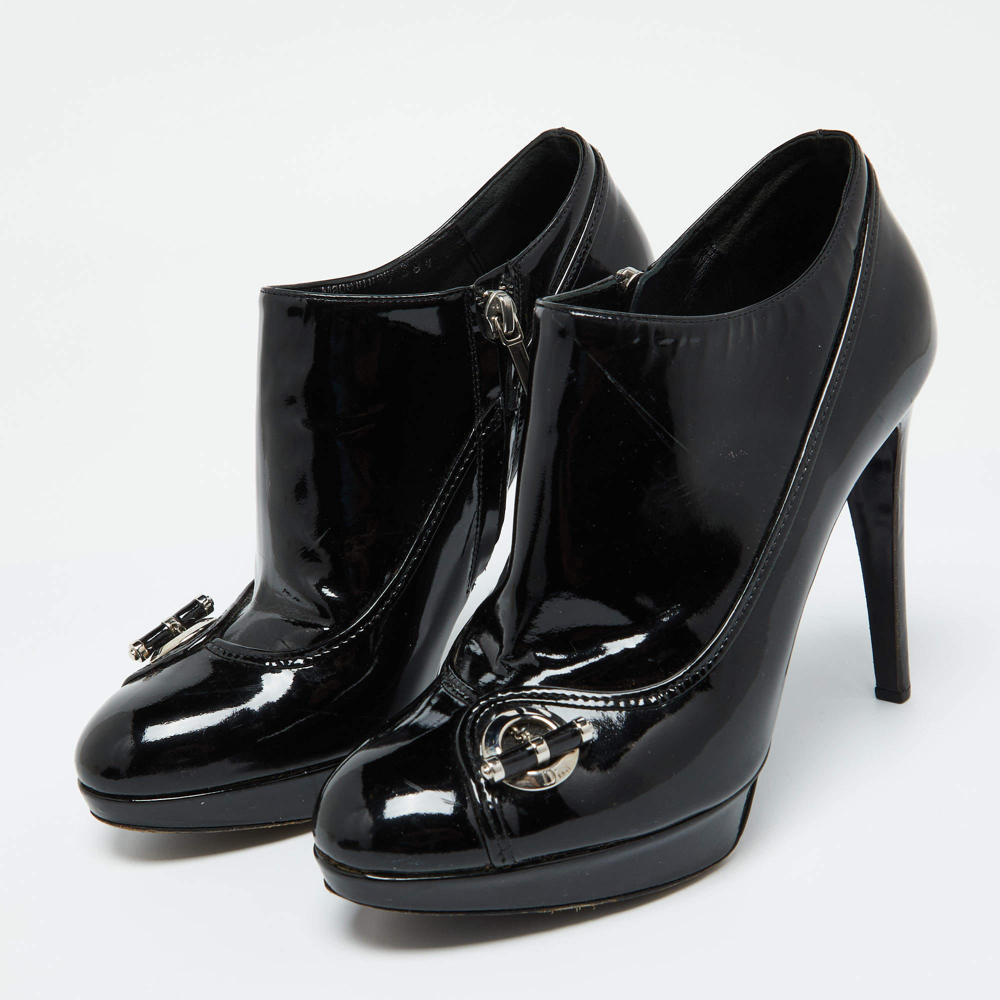 Enjoy the most fashionable days with these stylish booties. Modern in design and craftsmanship they are fashioned to keep you comfortable and chic