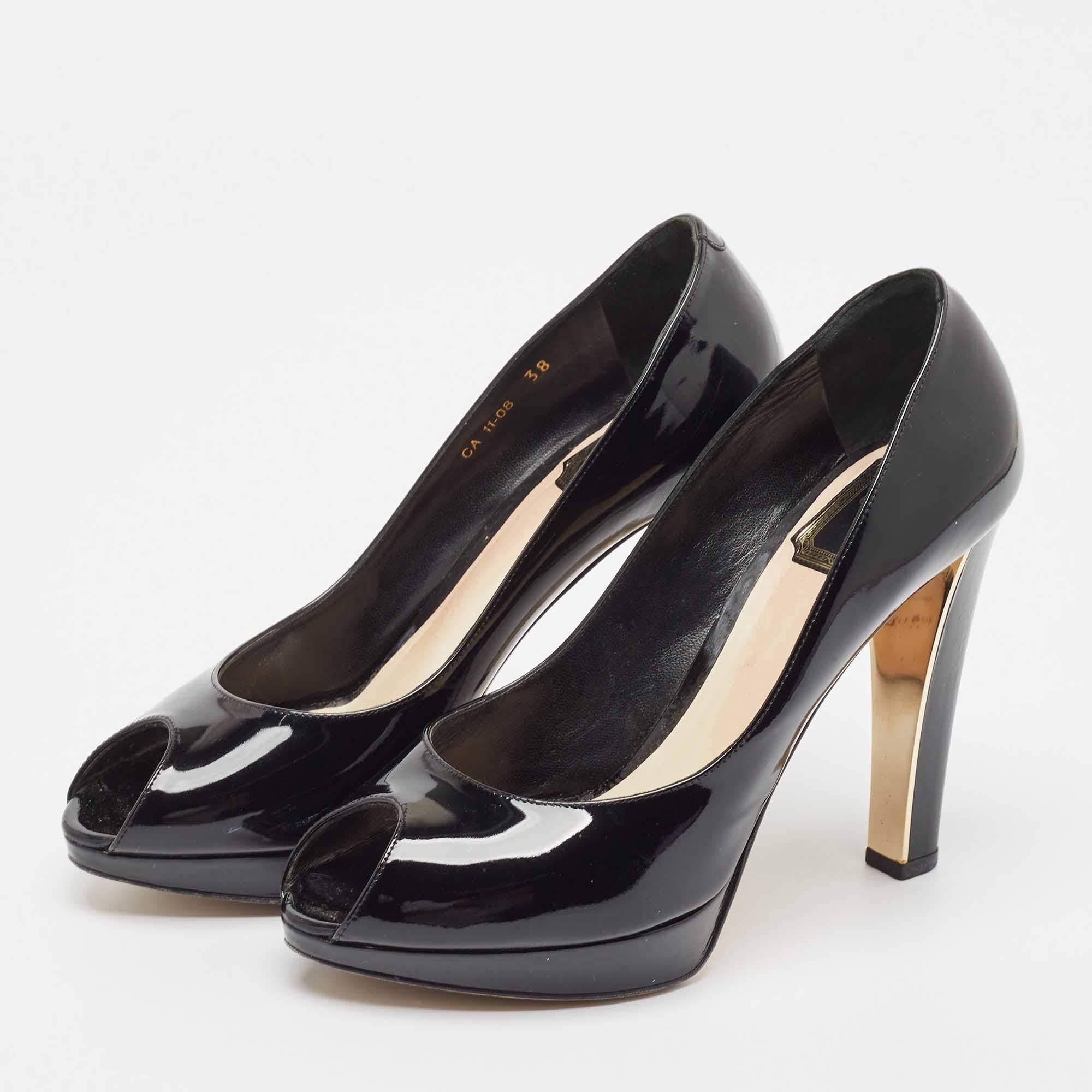 Affichez un style élégant avec cette paire d'escarpins. Ces chaussures élégantes sont fabriquées à partir de matériaux de qualité. Ils sont posés sur des semelles durables et des talons élégants.