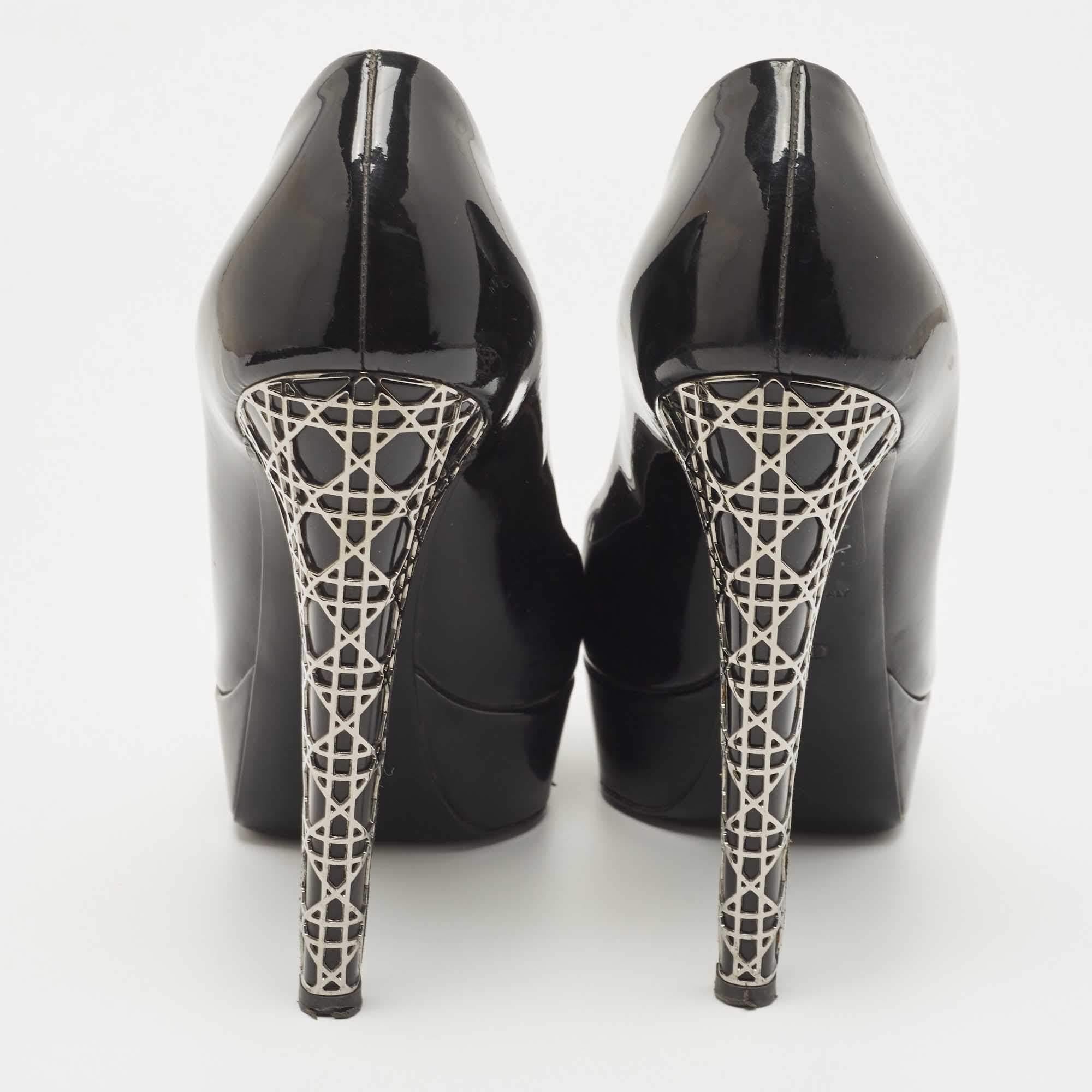 Dior Schwarz Patent Miss Dior Peep Toe Pumps Größe 39 im Angebot 1