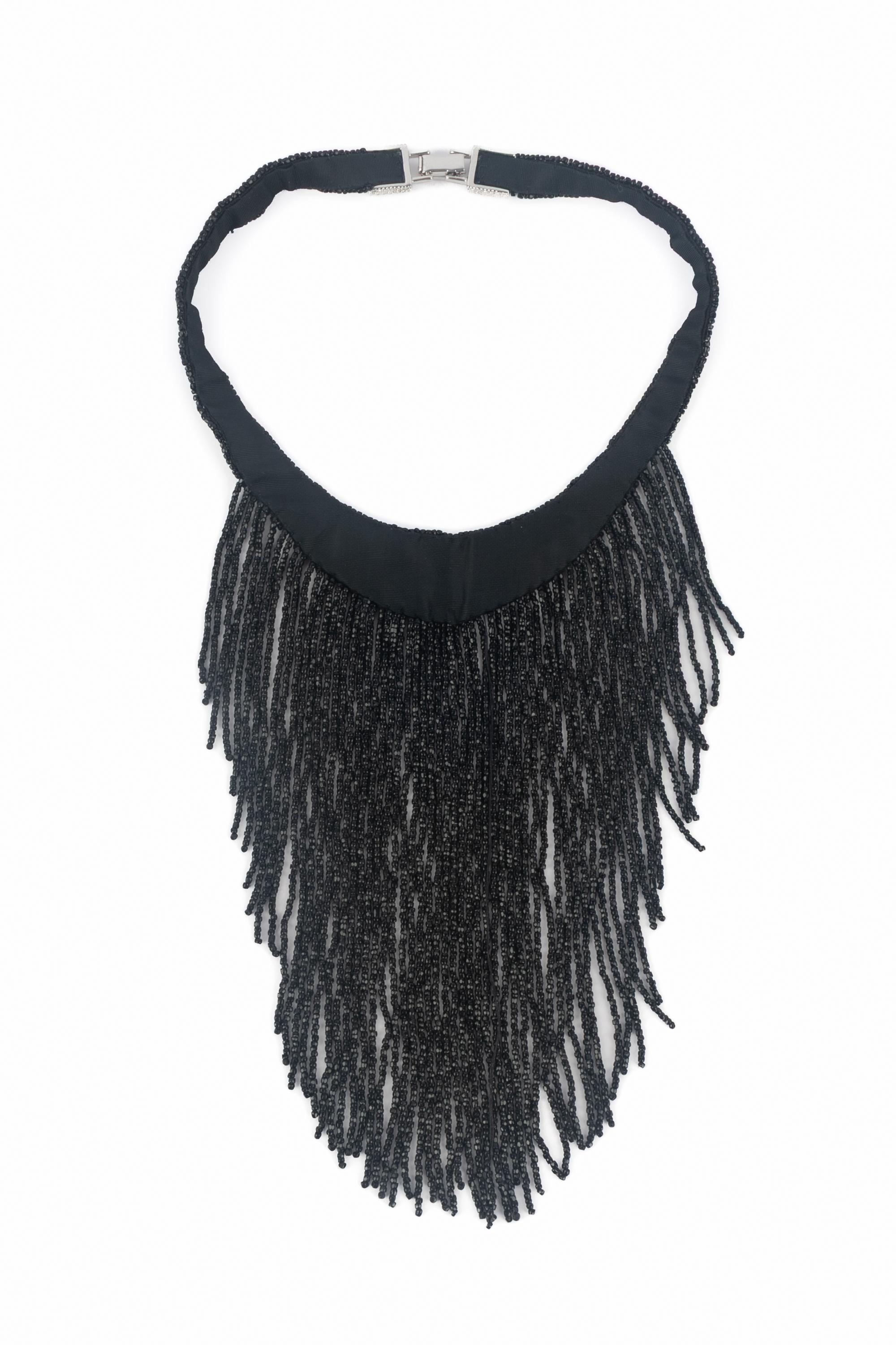 DIOR - (Made in France) Collana con frange di perle di vetro nere con effetto a cascata. Gioielli sotto la direzione artistica di John Galliano.

Condizioni:
Ottime condizioni

Dimensioni:
Lunghezza: 41 cm

SKU:BC164


