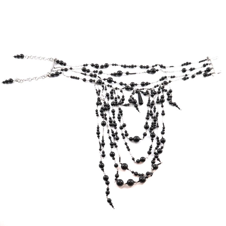 The jewel is signed by Maison DIOR. Magnificent plastron composed of four metal chains which will cover your chest with an avalanche of black pearls. We note the presence of the DIOR charm in silver metal emblematic of the brand.
The necklace is in