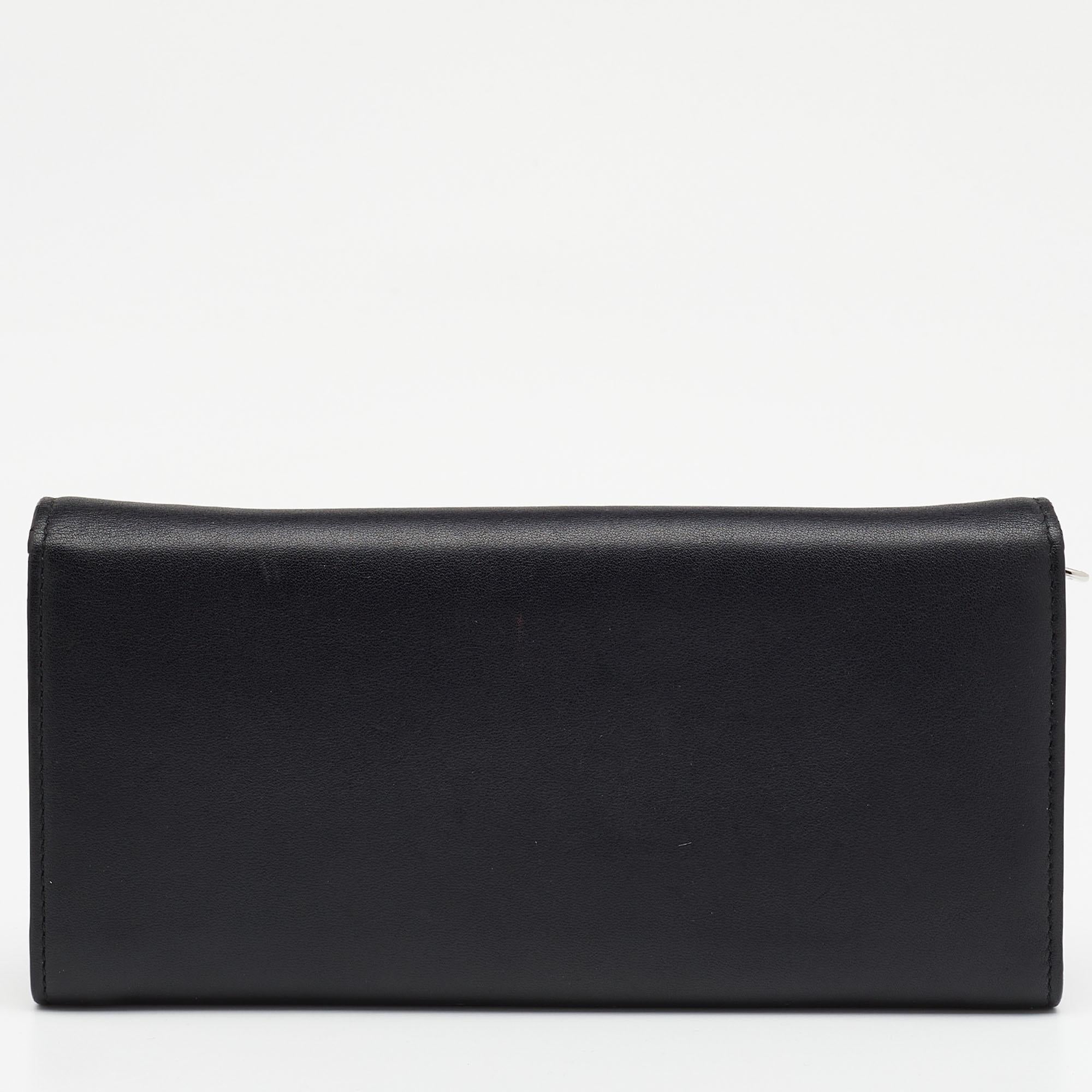 With an attractive color combination of black and pink, this Dior Rendez-Vous clutch is as stylish as practical. Its leather and fabric interior will keep your essentials in a refined way. Made from leather, the brand detailing on the front flap