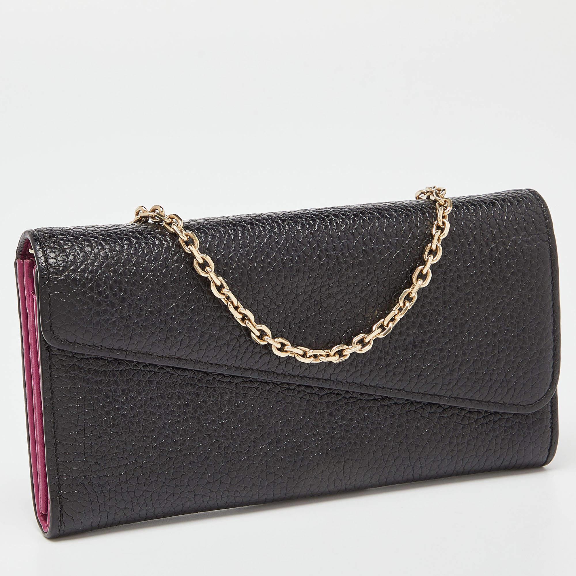 This Dior chain wallet has been beautifully crafted using black/pink leather. It has a flap closure and a chain handle.

