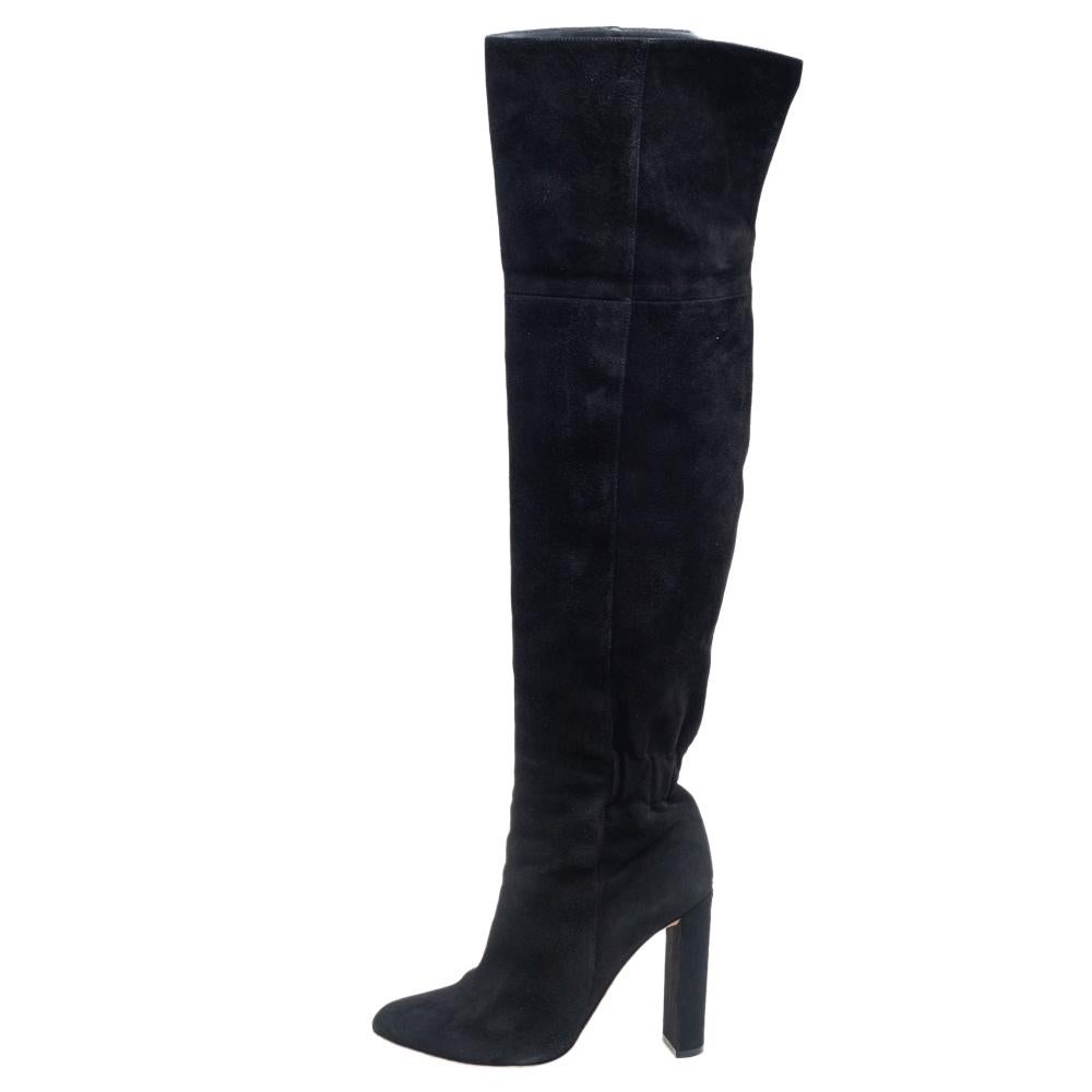 It's time to rock all your outings with these chic and smart high boots from Dior that exude oodles of style. These black boots are crafted from quality suede and flaunt rounded toes, leather-lined insoles, and an 10.5 cm heel. Pair these beauties