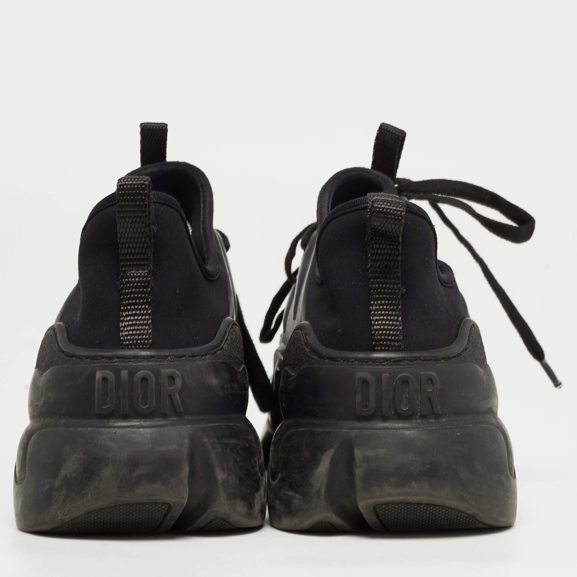 Diese trendigen D-Connect-Sneaker von Dior sind eine tolle Wahl, um Ihren Streetstyle-Look aufzuwerten. Sie haben ein Äußeres aus PVC und Neopren, ein klobiges Design und eine gut geformte Sohle. Der Markenname auf den Schnürsenkeln und den Zählern