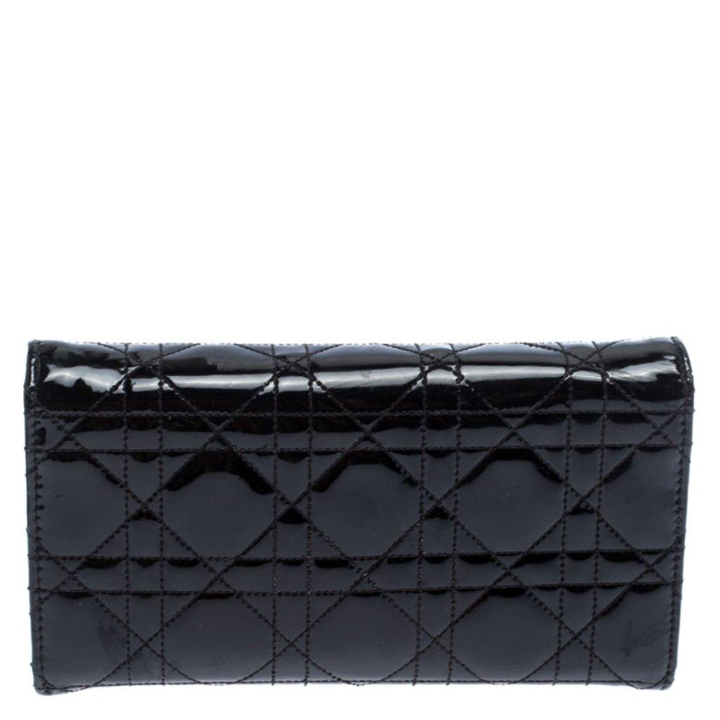 This Dior 'New Lock' wallet was named after 'New Look' which was actually coined by Christian Dior himself. Dazzling in a gorgeous black shade, the wallet on chain is crafted from patent leather in their Cannage pattern and designed with a signature