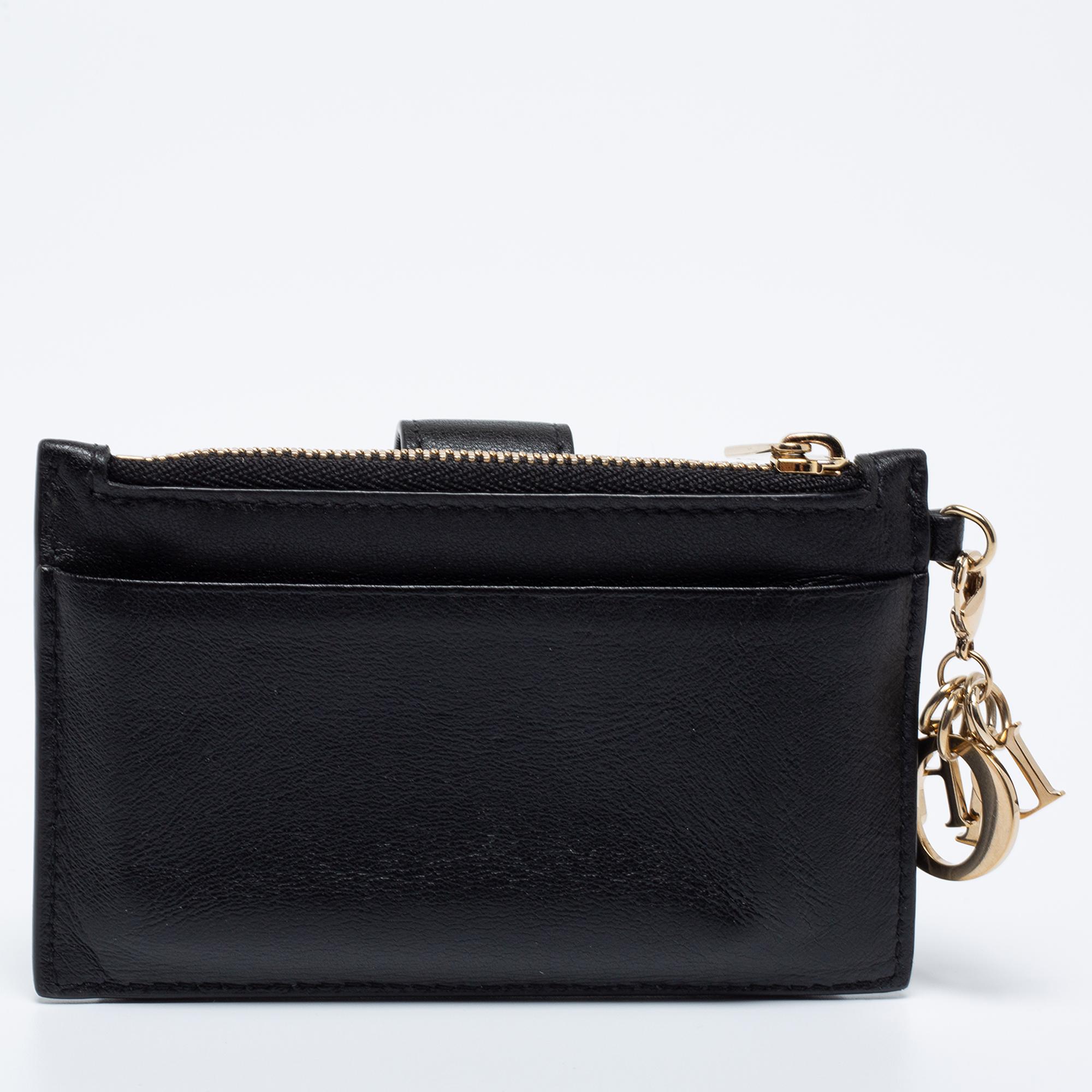 This card holder by Dior is a fine accessory to add to your everyday style edit. Crafted using quilted leather, it comes in black and has a lined interior to hold your cards. The DIOR charms give it a luxe finish.

