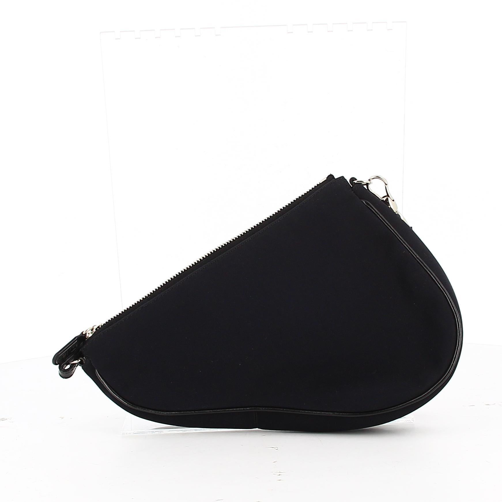 Dior nero sella fiori tessuto.
Ottime condizioni, presenta lievi segni di utilizzo e usura ma nulla di visibile. Un bel pezzo da aggiungere al vostro armadio!
Sella Dior nera con una rosa sul davanti e alcuni petali. Piccolo cinturino con fodera