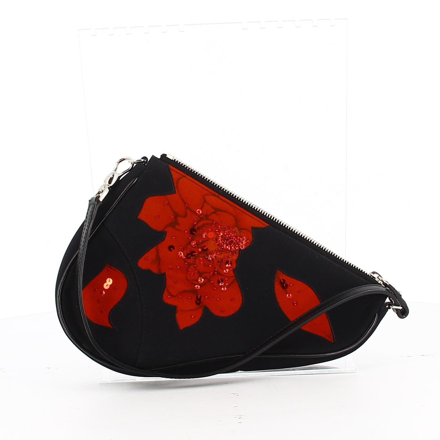 Christian Dior Schwarze Satteltasche mit gewebten Blumen im Angebot bei  1stDibs