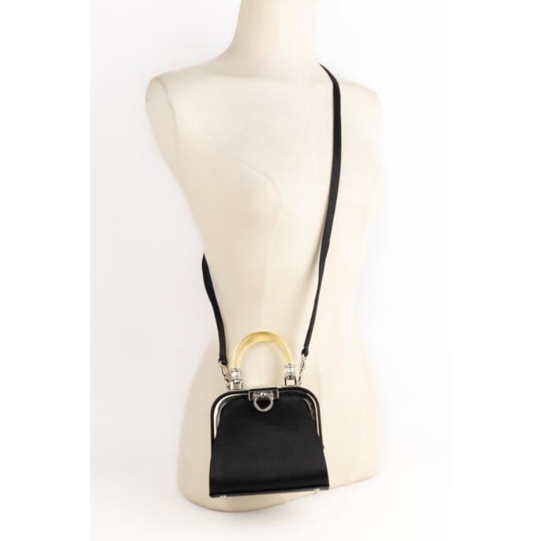 Dior - Black satin bag with a silvery metal rigid frame and partially rhinestoned. Yellowing bakelite handle. Removable crossbody strap. 1992 Circa.

Additional information:
Condition: Very good condition
Dimensions: Length: 14 cm - Height: 12 cm -