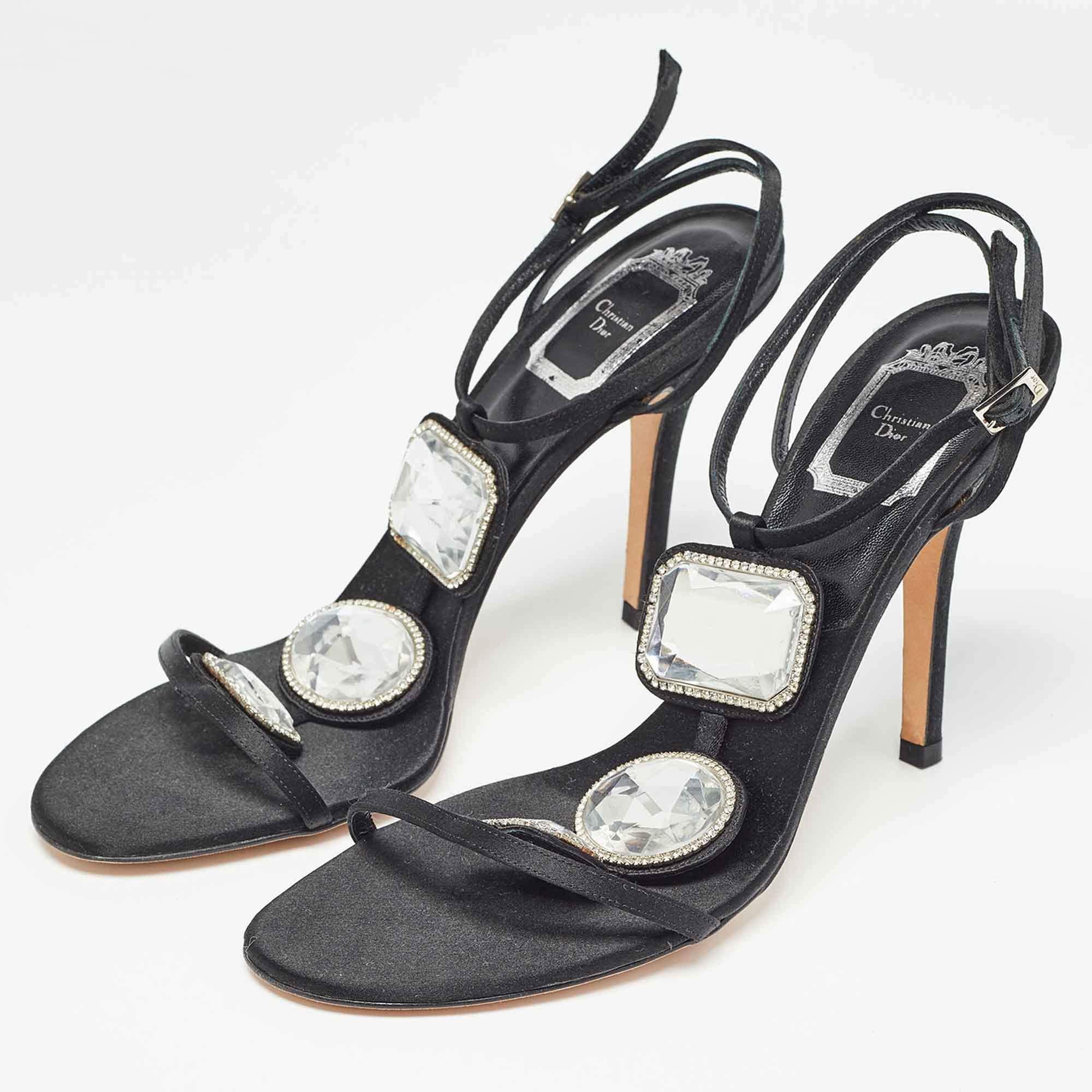 These sandals will frame your feet in an elegant manner. Crafted from quality materials they display a classy design and comfortable insoles.
