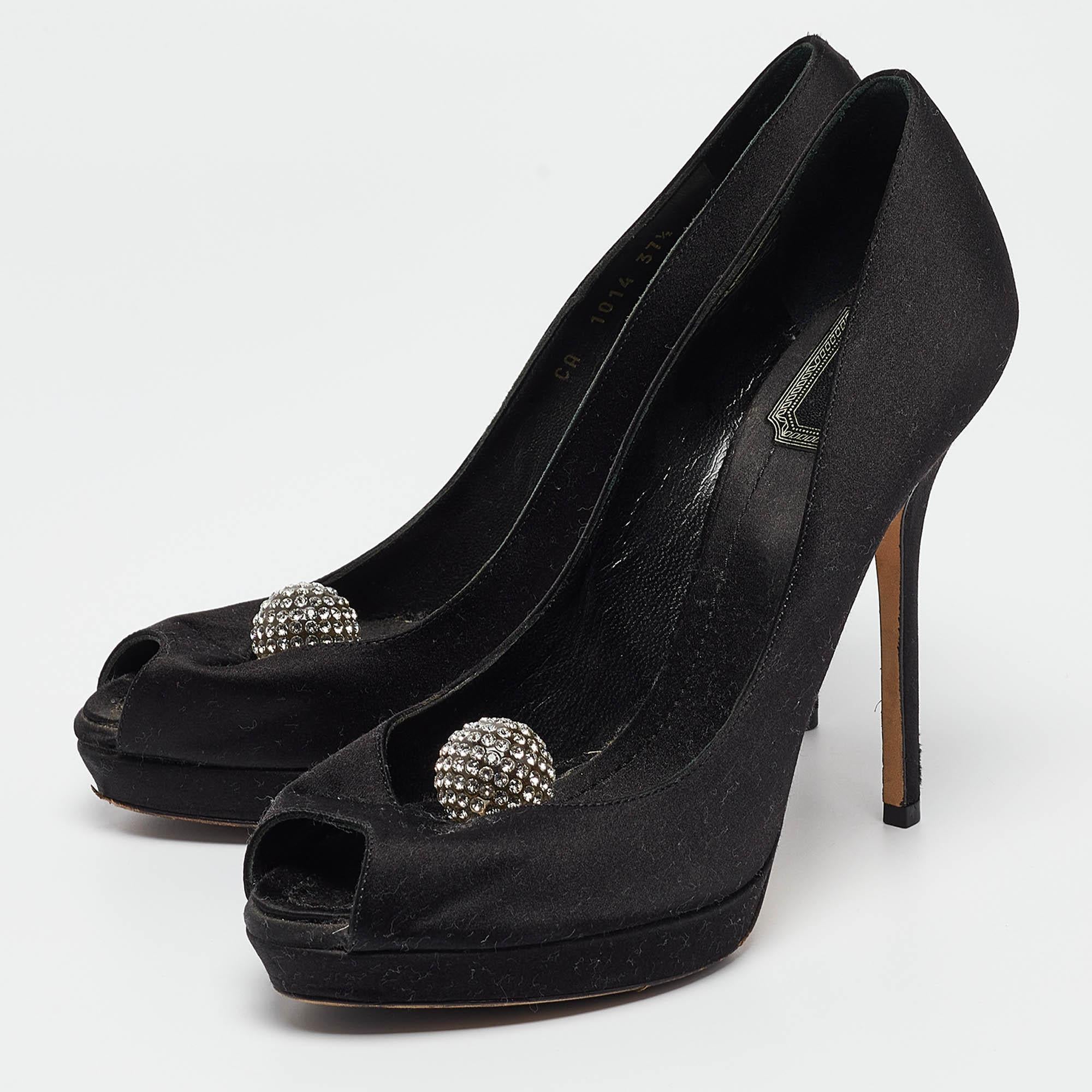 Make a chic style statement with these designer pumps. They showcase sturdy heels and durable soles perfect for your fashionable outings
