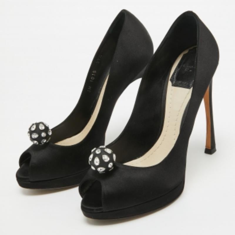 Llama la atención con estos zapatos de salón negros Dior para mujer. Impecablemente elaborados, estos elegantes tacones ofrecen moda y comodidad, elevando tu look con cada paso elegante.