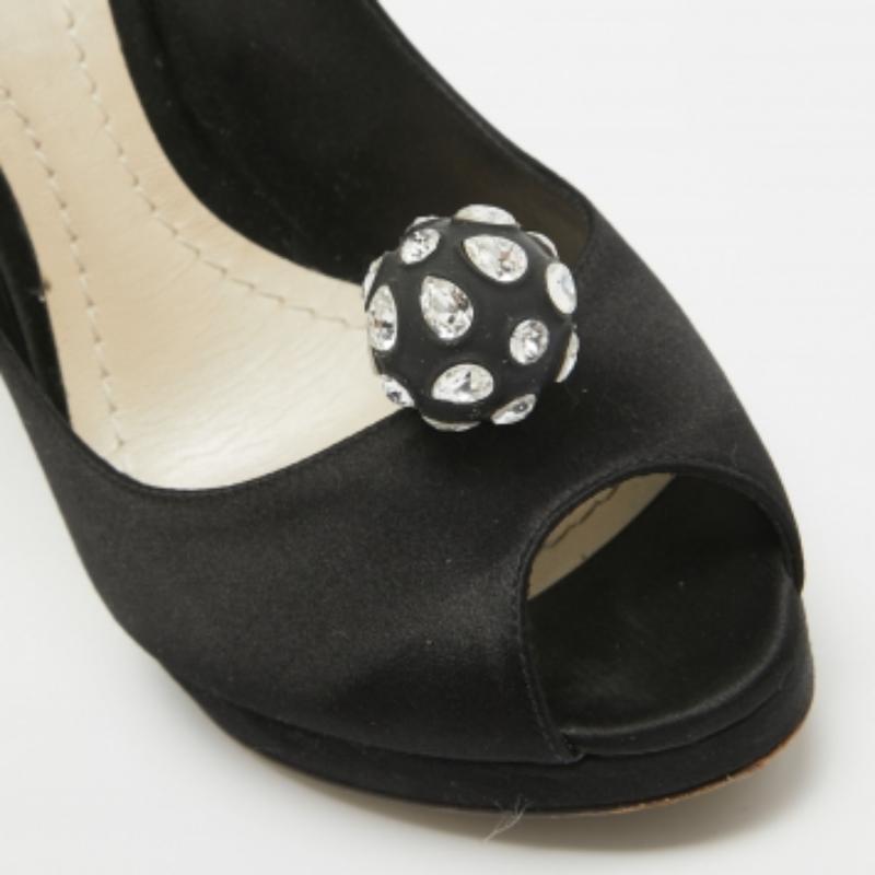 Dior Negro Satén Cristal Embellished Peep Toe Pumps Size 37.5 en Bueno estado para la venta en Dubai, Al Qouz 2