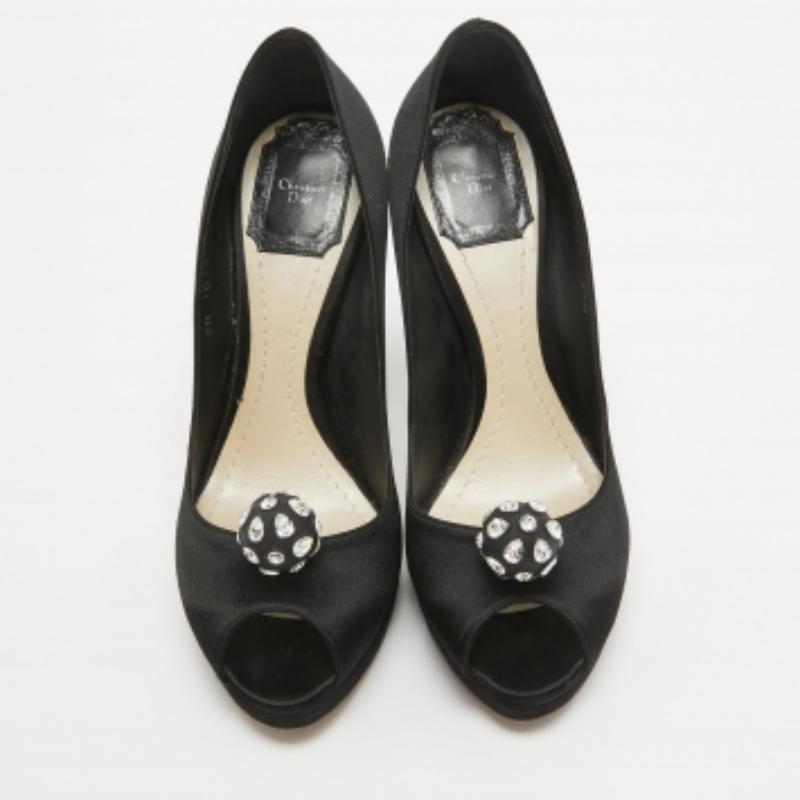 Dior Negro Satén Cristal Embellished Peep Toe Pumps Size 37.5 en venta 2