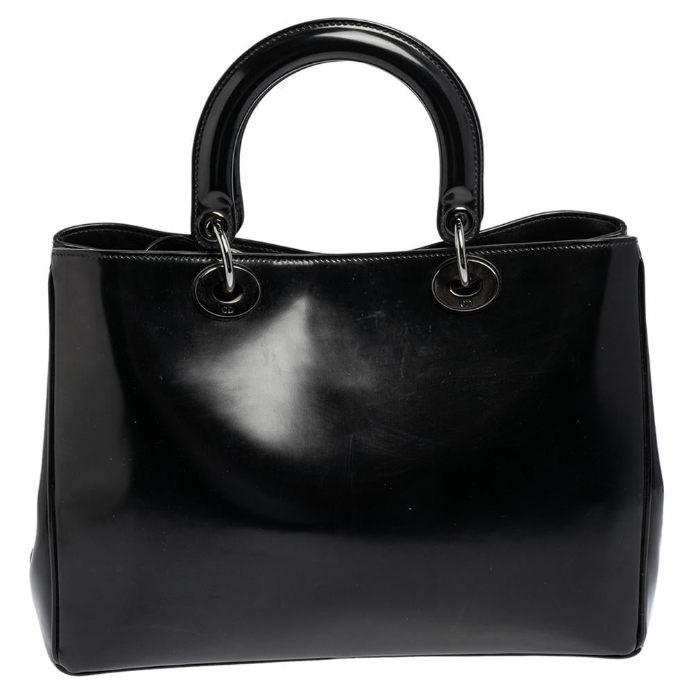 A timeless status and great design mark the Lady Dior tote. It is an iconic bag that people continue to invest in to this day. We have here a classy version of the iconic bag. It comes meticulously crafted from shine leather. The bag has a spacious