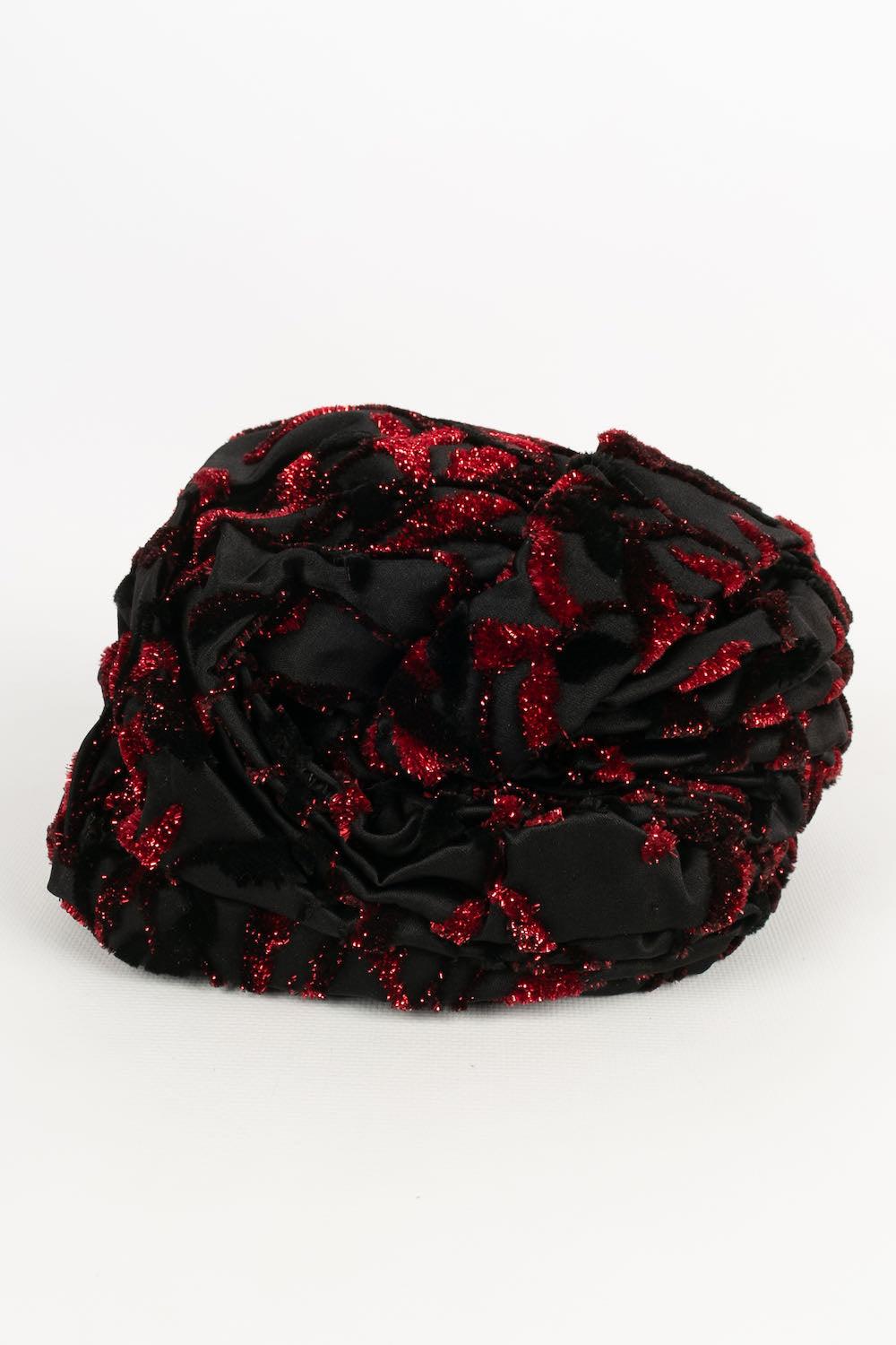 Dior - Black silk and red velvet hat. Very good condition, to note slight discoloration inside.

Additional information: 
Dimensions: Head size: 55 cm
Condition: Very good condition
Seller Ref number: CHP50