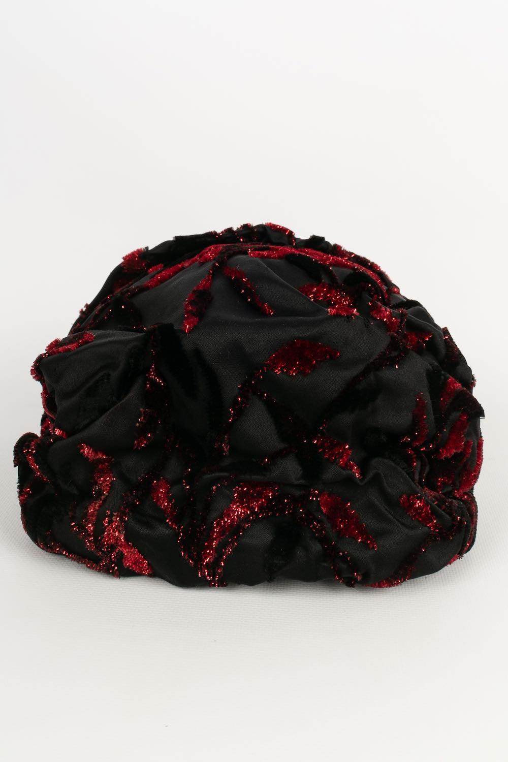 Dior Black Silk and Red Velvet Hat In Excellent Condition In SAINT-OUEN-SUR-SEINE, FR