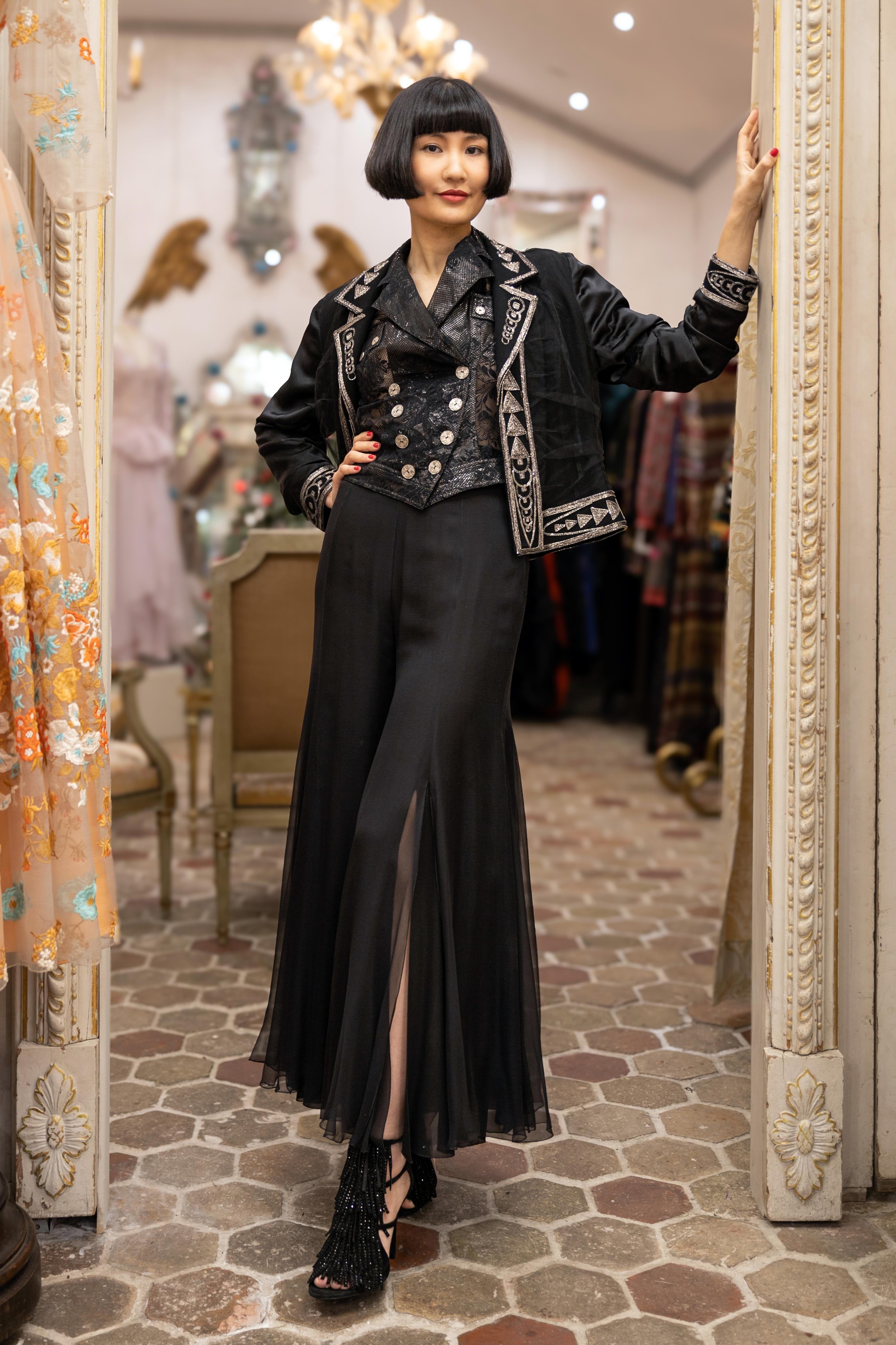 Dior - (Made in France) Giacca in seta e lana nera cucita con perle argentate. Taglia 44FR. Collezione Autunno-Inverno 2003 sotto la direzione artistica di John Galliano.

Informazioni aggiuntive:
Condizioni: Ottime condizioni
Dimensioni: Larghezza