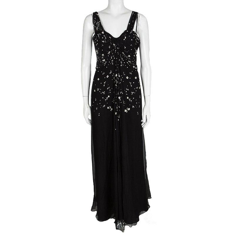 Let this Dior gown help you radiate your beauty in an effortless way. It has been created from silk and styled with crystals and beads whilst the floor-length hem falls freely. The gown is sleeveless and it carries a gathered style at the front and