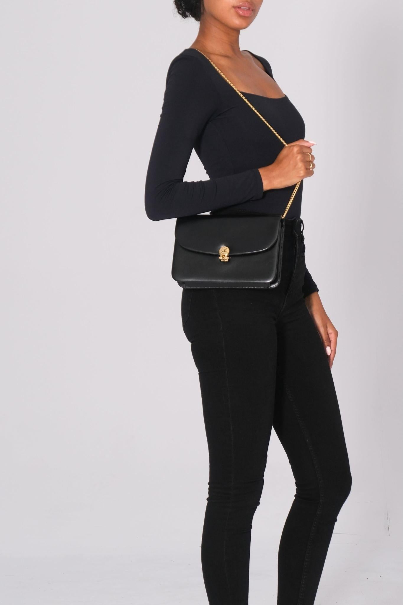 Color: Black with gold hardware
Material: smooth leather
Year: 2000s
Comes with: generic dust bag
Condition: very good. Faint hairline scratches to smooth leather.
Made in France

Measurements~
Height 6.75”
Width 9”
Depth 1”
Drop 13”