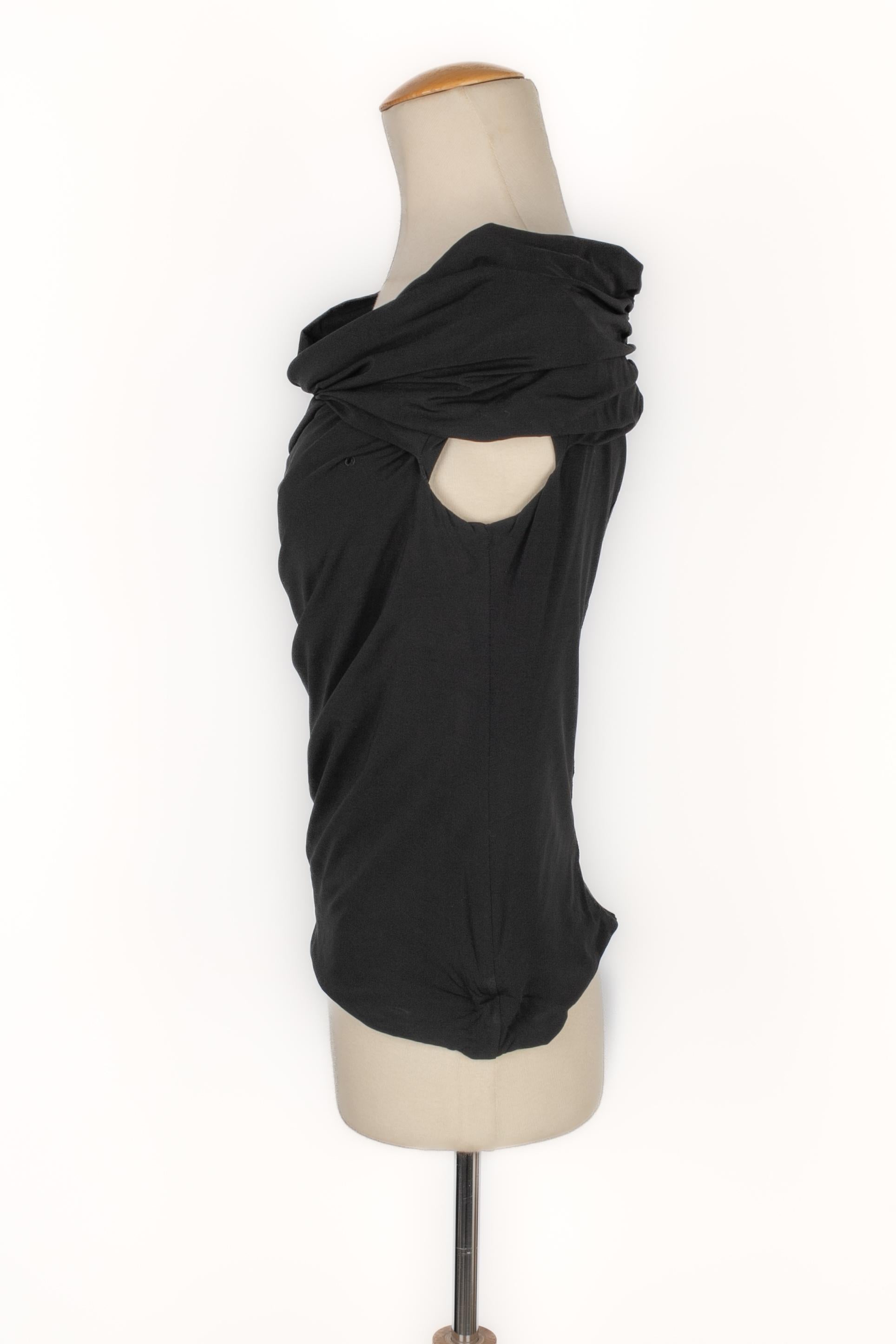 Dior - (Made in France) Black stretch top. Size and composition labels missing, it fits a 36FR.

Additional information:
Condition: Very good condition
Dimensions: Chest: 43 cm - Length: 51 cm

Seller Reference: FH250