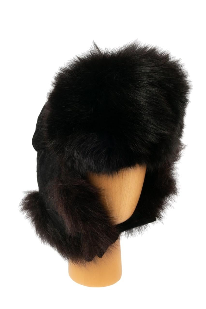Dior - (Made in France) Black suede and fur chapka.

Additional information: 
Dimensions: Head size: 54 cm
Condition: Very good condition
Seller Ref number: CHP88