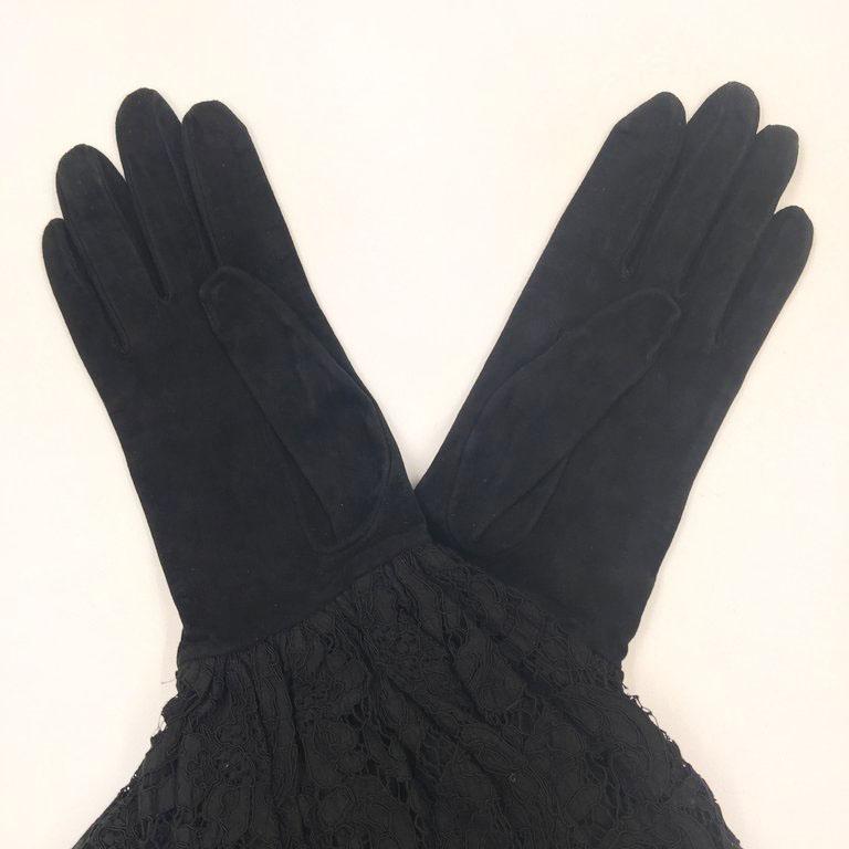 Dior Handschuh aus schwarzem Wildleder und Spitze mit geblümtem Ellbogen  (Schwarz) im Angebot