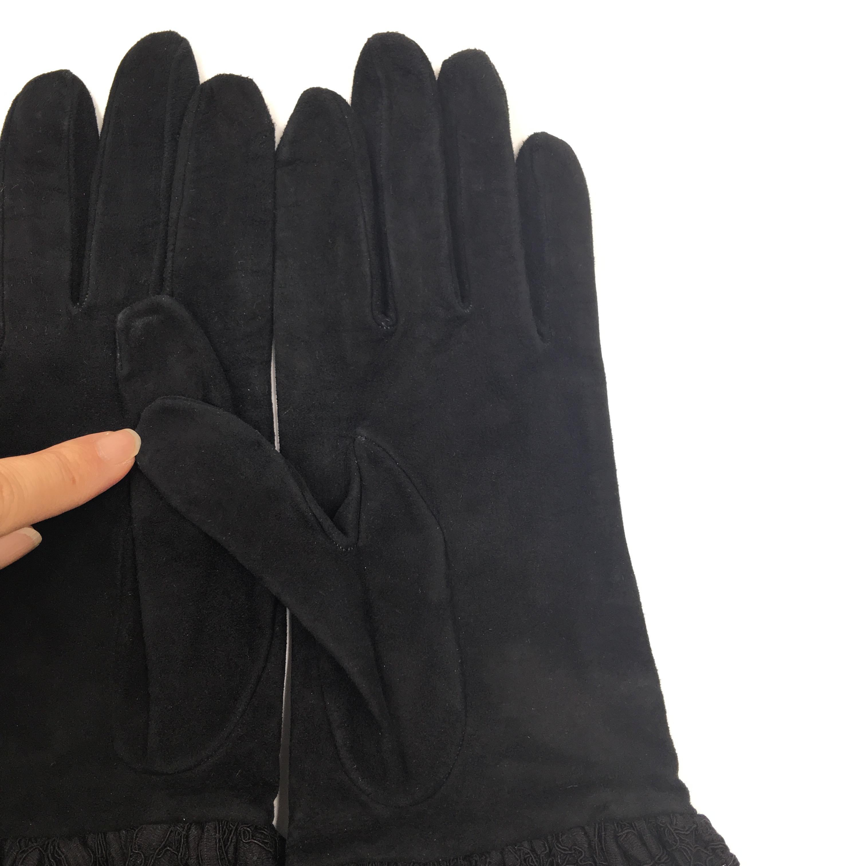 Dior Handschuh aus schwarzem Wildleder und Spitze mit geblümtem Ellbogen  für Damen oder Herren im Angebot