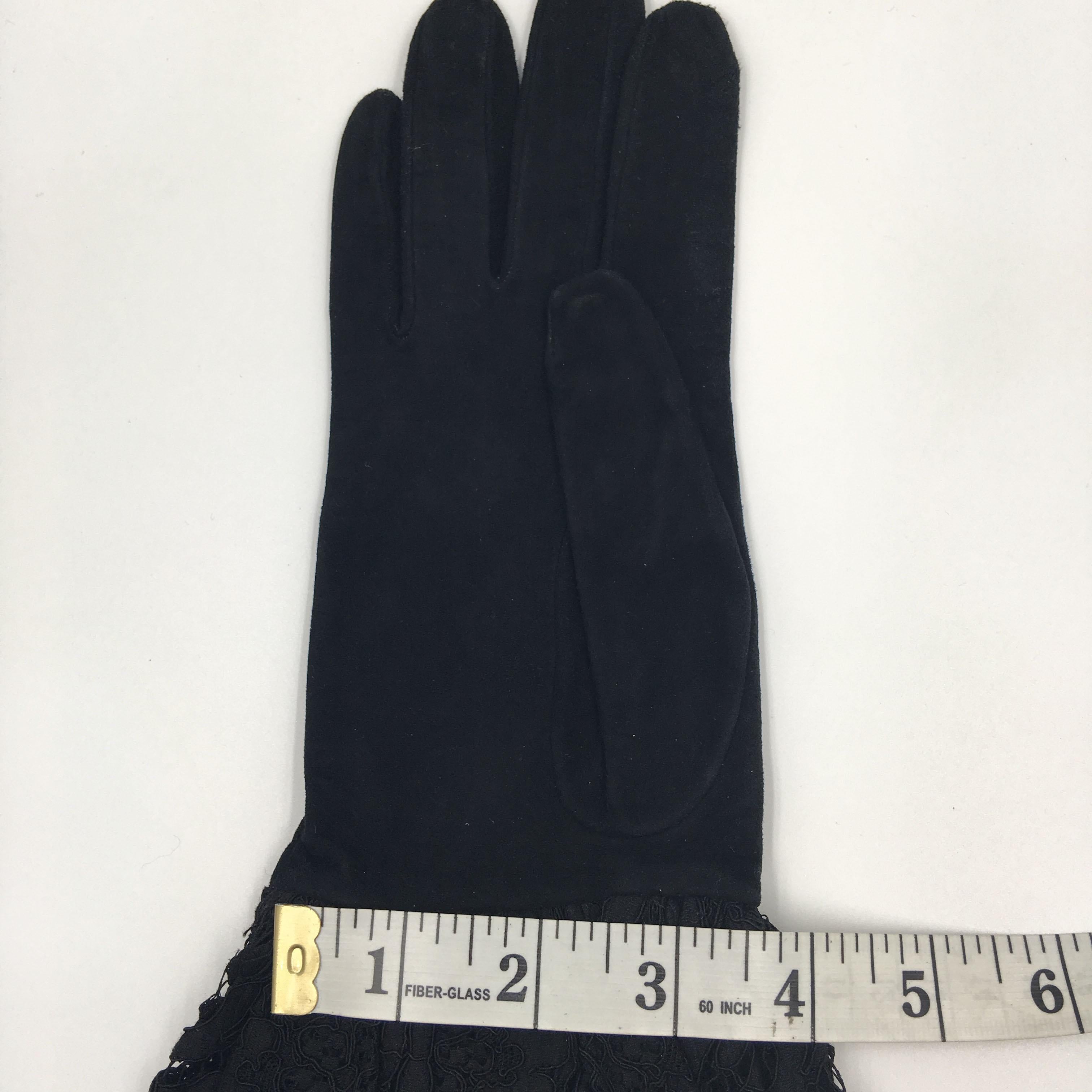 Dior Handschuh aus schwarzem Wildleder und Spitze mit geblümtem Ellbogen  im Angebot 2