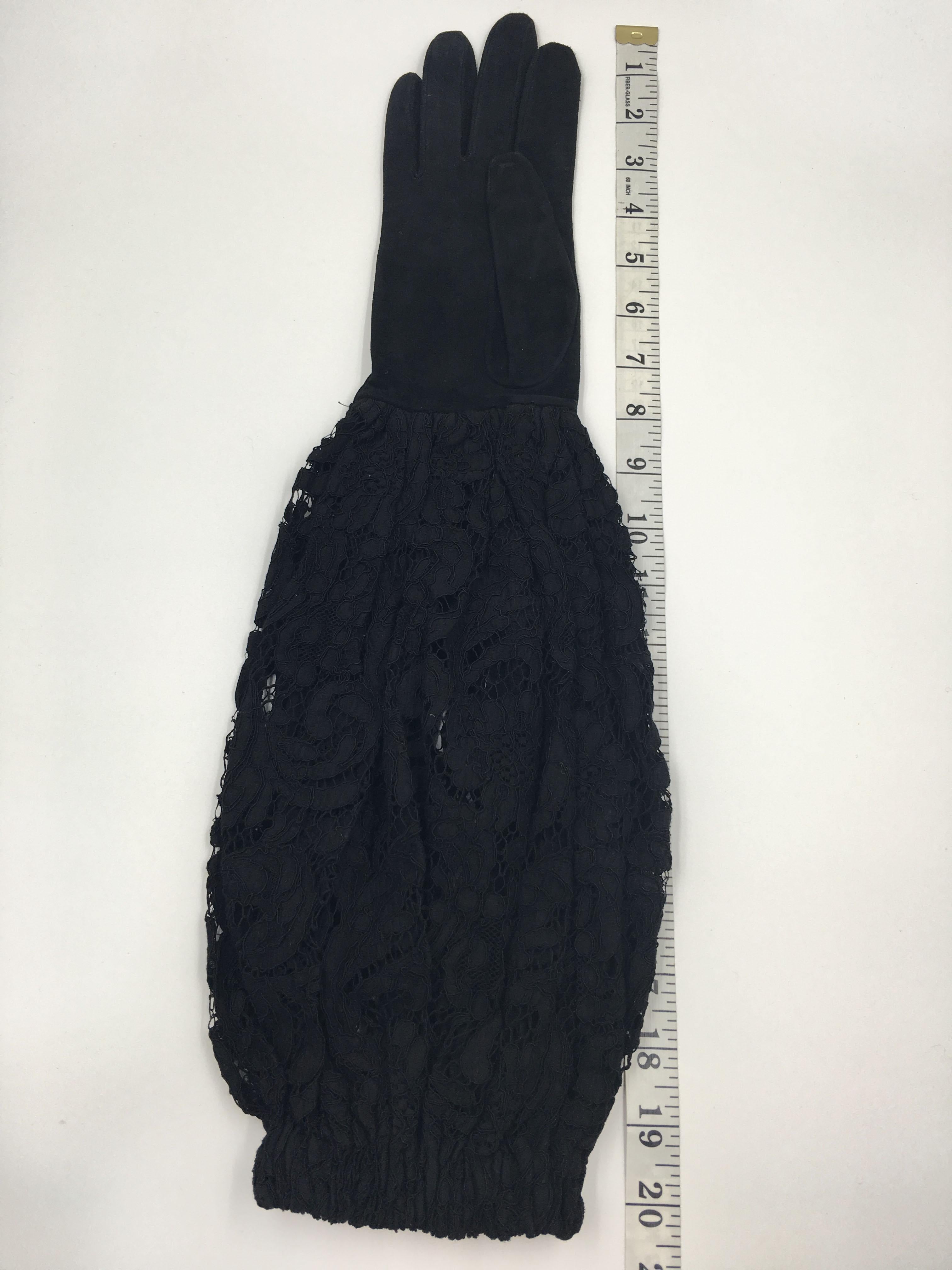 Dior Handschuh aus schwarzem Wildleder und Spitze mit geblümtem Ellbogen  im Angebot 4