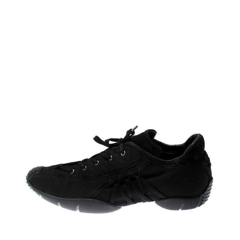 The clean-cut look of these sneakers is created with a solid black exterior, crafted from a combination of suede and nylon in an amazing fashion. The lace-up vamps, leather-lined insoles, and smartly fashioned rubber soles complete this pair. This