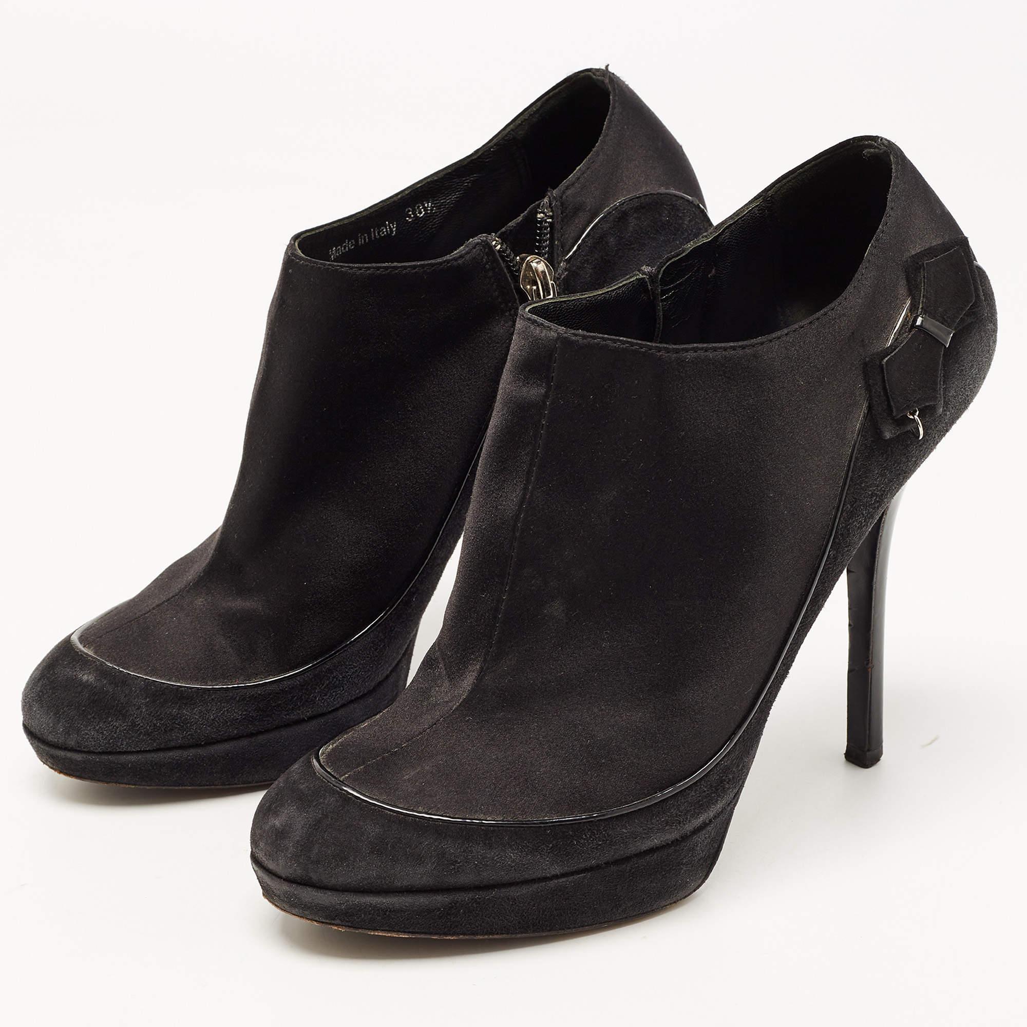 Enjoy the most fashionable days with these stylish Dior ankle booties. Modern in design and craftsmanship  they are fashioned to keep you comfortable and chic