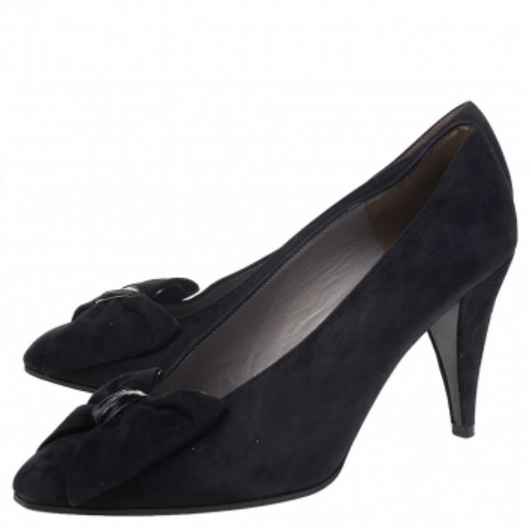 Esplora questo nuovo stile di décolleté proposto da Dior. Queste décolleté dimostrano la maestria del marchio nella produzione di scarpe e sono quindi degne di essere acquistate. L'esterno è in pelle scamosciata nera, mentre la tomaia è decorata da