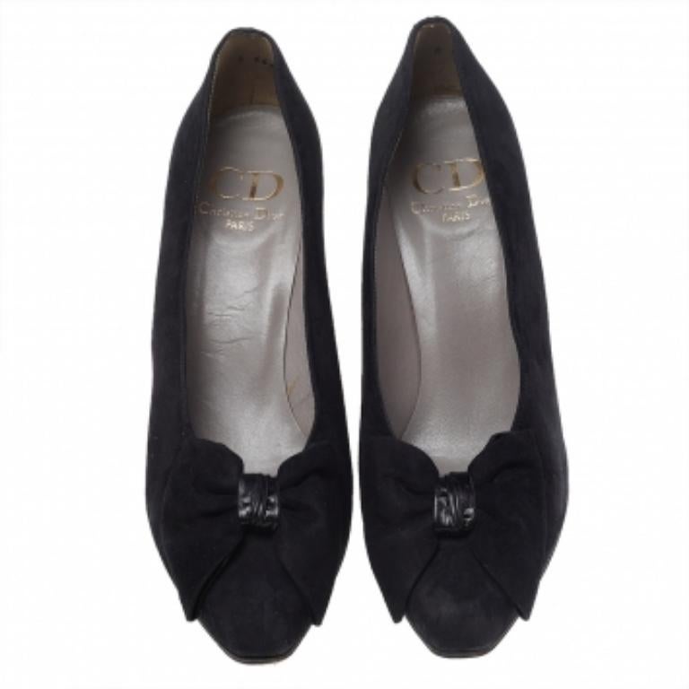 Dior Pumps in camoscio nero con dettaglio a fiocco taglia 40 In condizioni buone a Dubai, Al Qouz 2