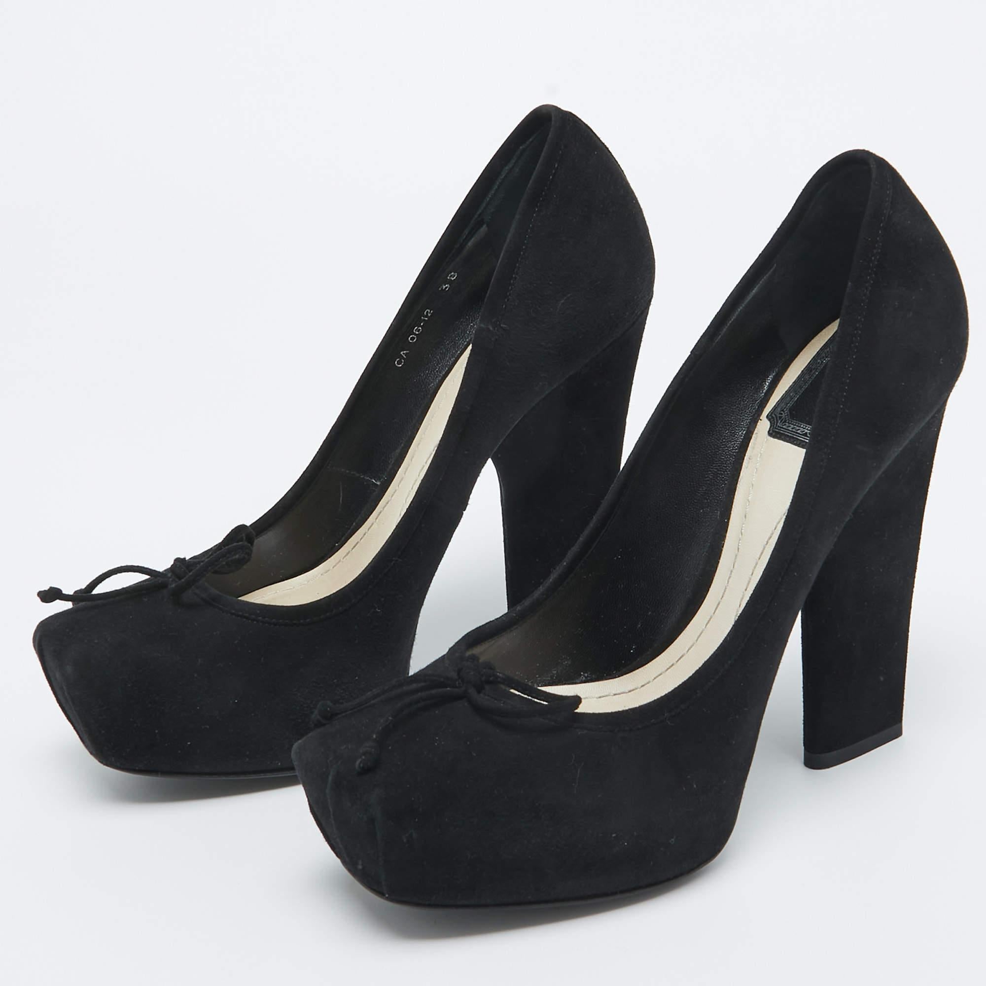 Make a chic style statement with these designer pumps. They showcase sturdy heels and durable soles perfect for your fashionable outings
