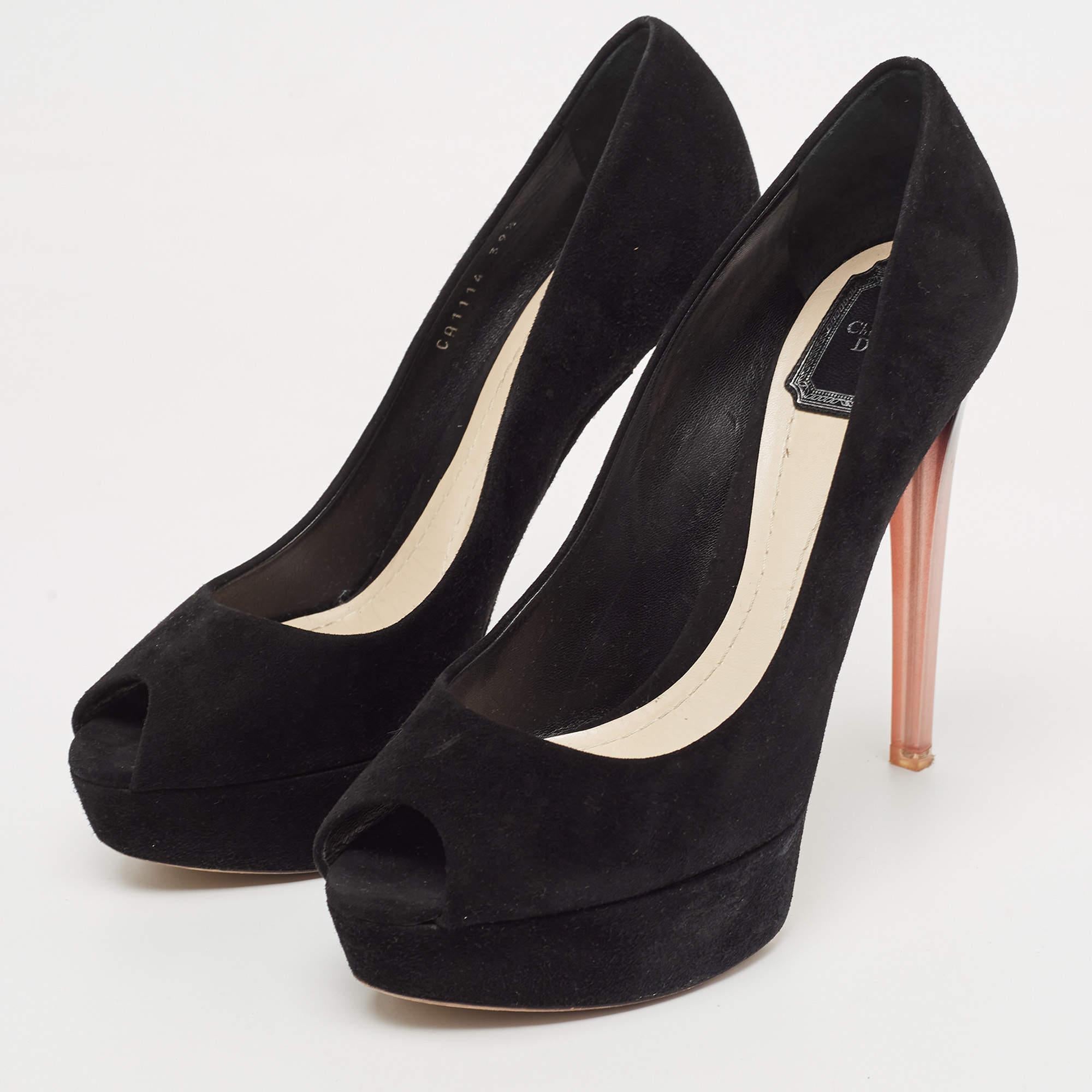Completa il tuo outfit ben assemblato con queste autentiche scarpe Dior. Senza tempo e di classe, hanno una costruzione straordinaria per una qualità duratura e una vestibilità confortevole.