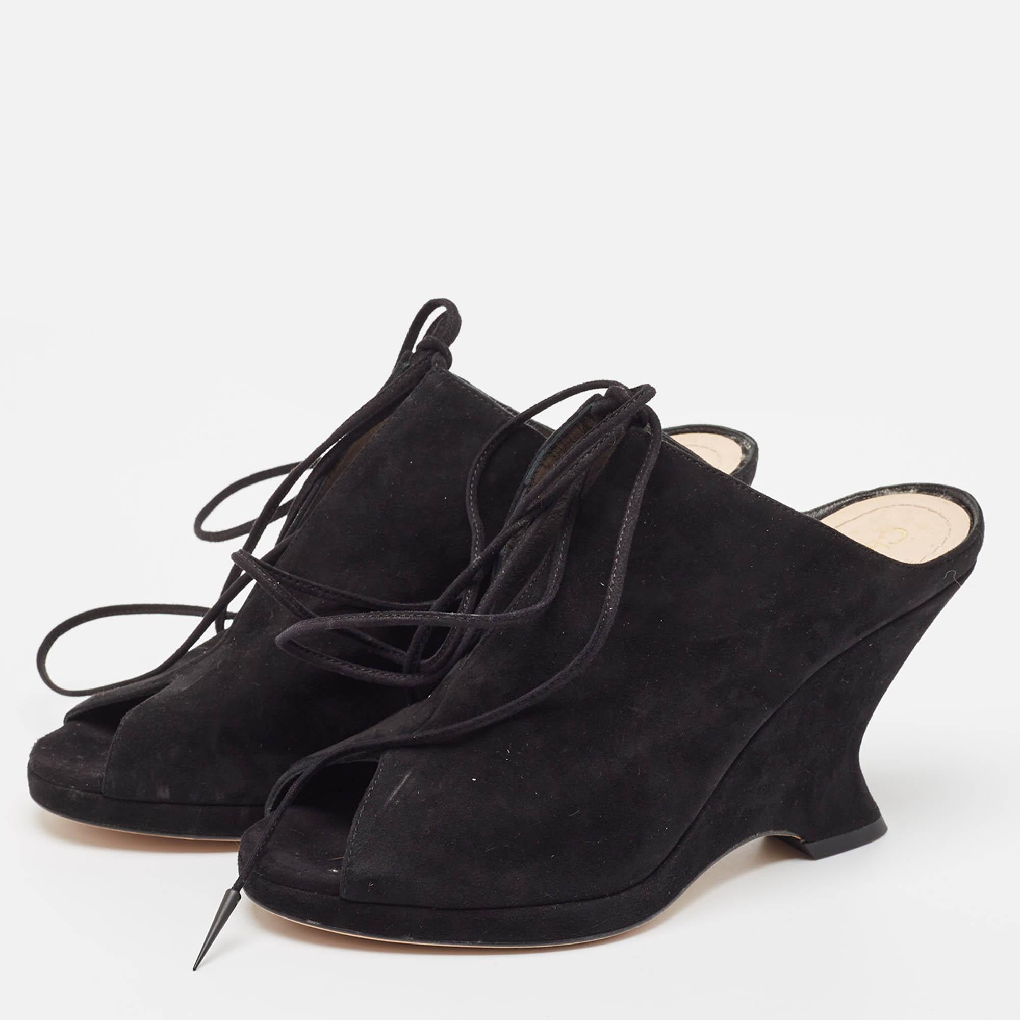 Póngase estas sandalias de diseño para arreglar cualquier conjunto. Son versátiles, elegantes y fáciles de peinar. Fabricadas con materiales de calidad, estas sandalias están bien construidas y son duraderas.