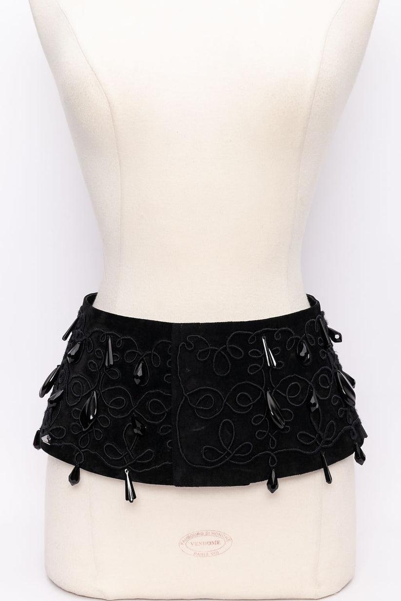 Dior (Made in France) Belt in black suede decorated with passementerie and facetted pendants. It fastens with a front scratch.

Additional information: 
Dimensions: Length: 70.5