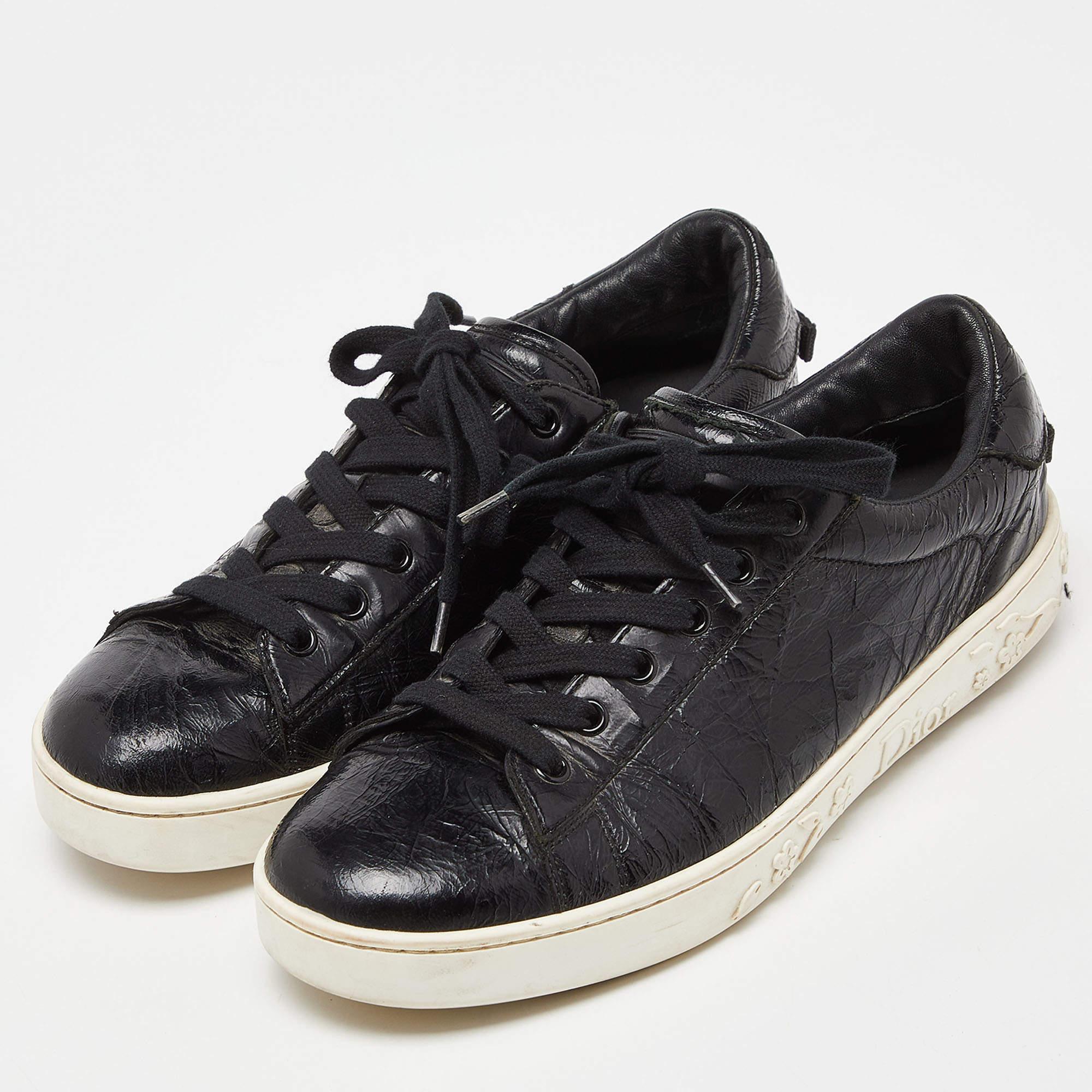 Upgrade your style with these Dior sneakers. Meticulously designed for fashion and comfort theyre the ideal choice for a trendy and comfortable stride.