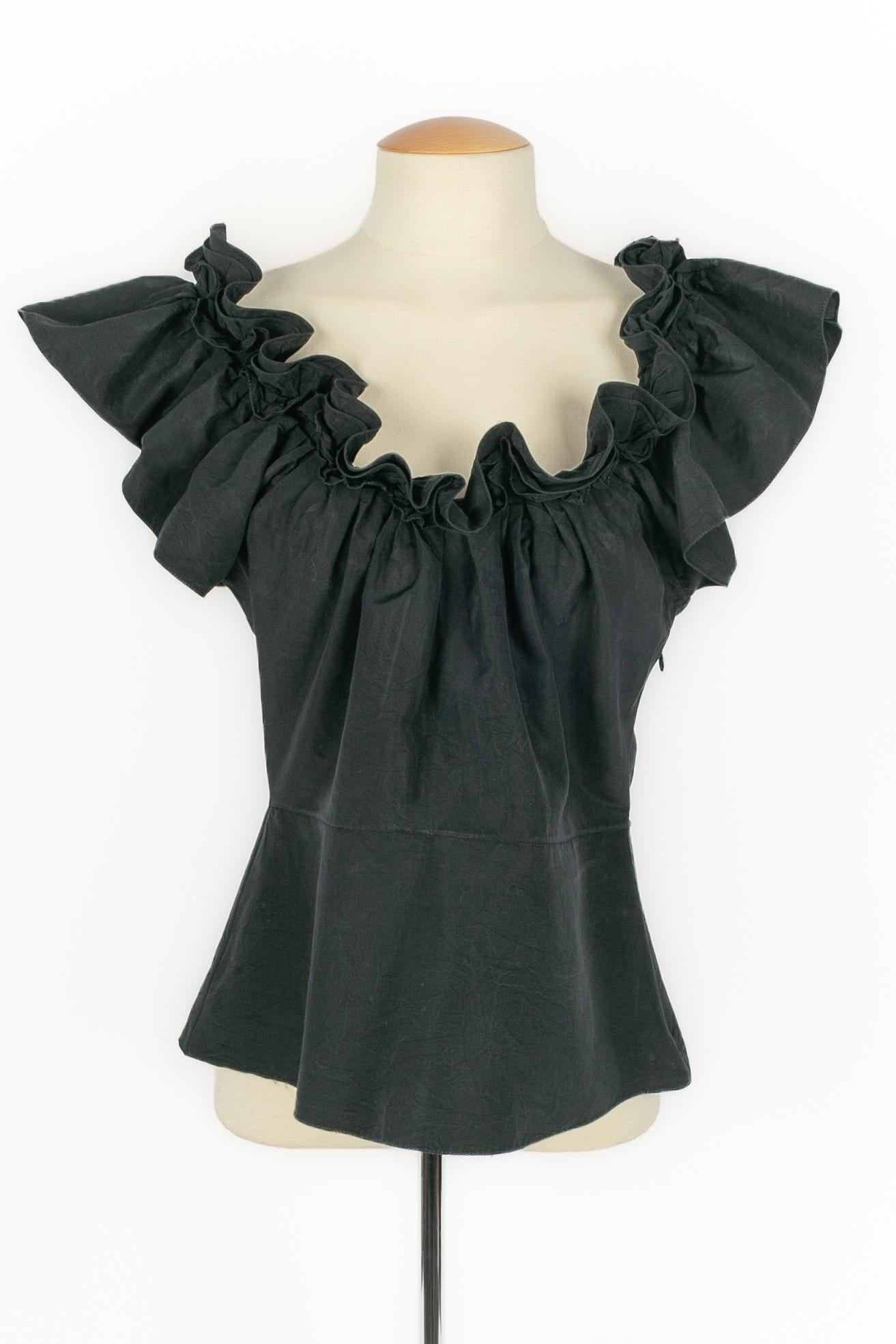 DIOR -(Made in France) Top negro con volantes. Faltan las etiquetas de composición y talla, se ajusta a una 36FR.

Estado:
Muy buen estado

Dimensiones:
Pecho: 43 cm - Largo: 45 cm

SKU:FH252