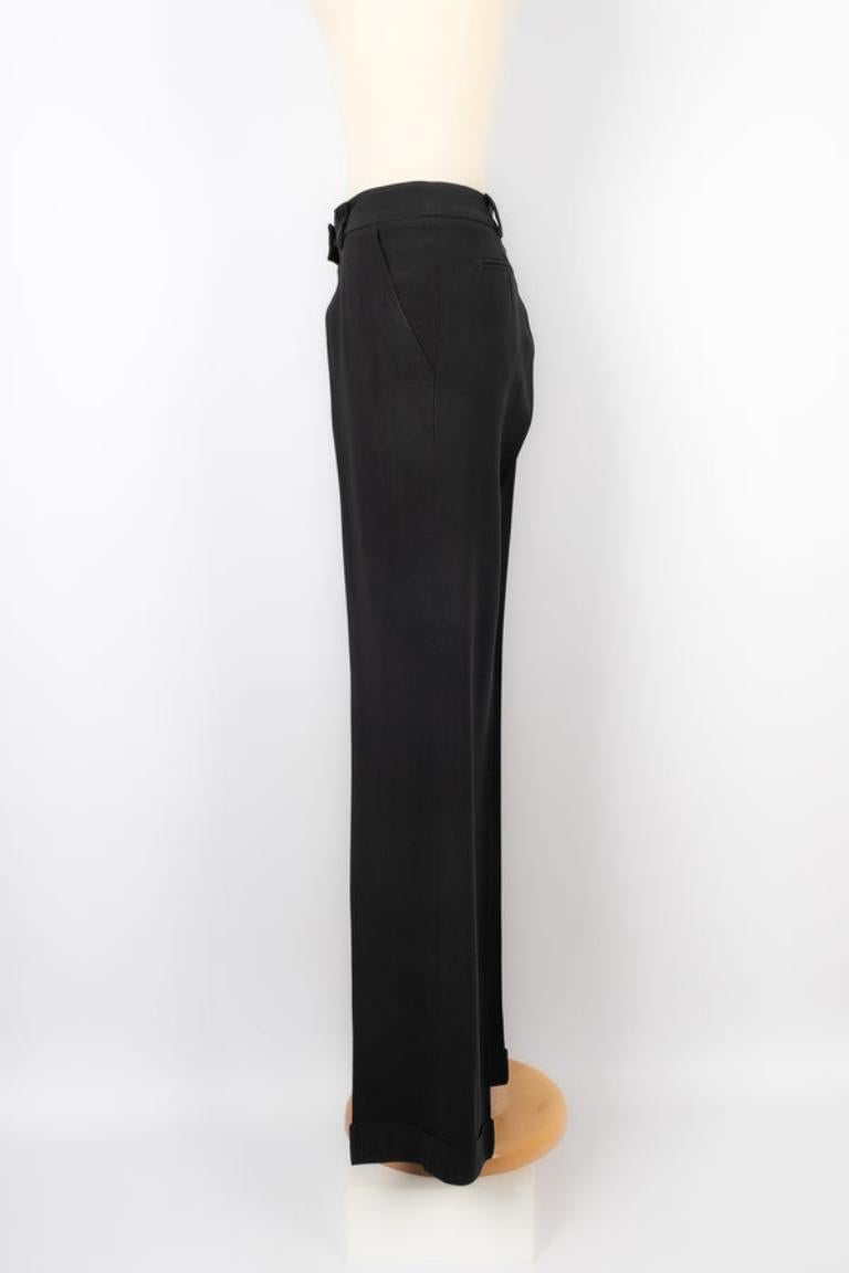 Dior - (Fabriqué en Italie) Pantalon en viscose noire. Taille 38FR. Collectional de prêt-à-porter printemps-été 2006.

Informations complémentaires : 
Condit : Très bon état.
Dimensions : Taille : 39 cm - Longueur : 112 cm
Période : 21ème